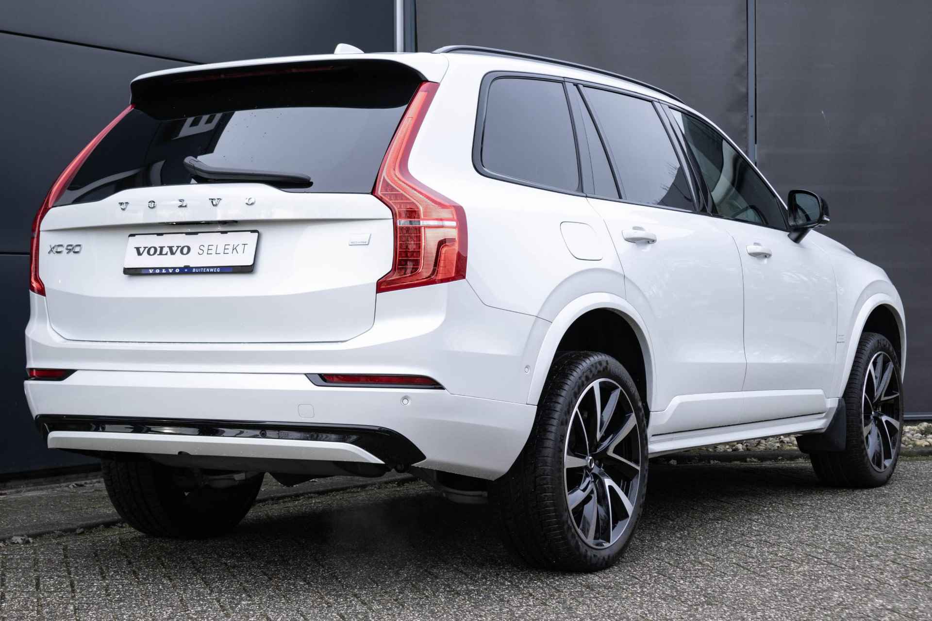 Volvo XC90 T8 Automaat Recharge AWD Ultimate Dark Volvo XC90 T8 Automaat  Recharge AWD Ultimate Dark Long Range |  Elektrisch bedienbaar glazen panoramisch schuif-/kanteldak | Luchtvering met Four-C settings | Trekhaak semi elektrisch inklapbaar | Adaptieve Cruise Control met Pilot Assist | BLIS dodehoekdetectie | 360 graden rondomzicht camera | Harman Kardon premium audio | Google Maps & Infotainment - 4/56