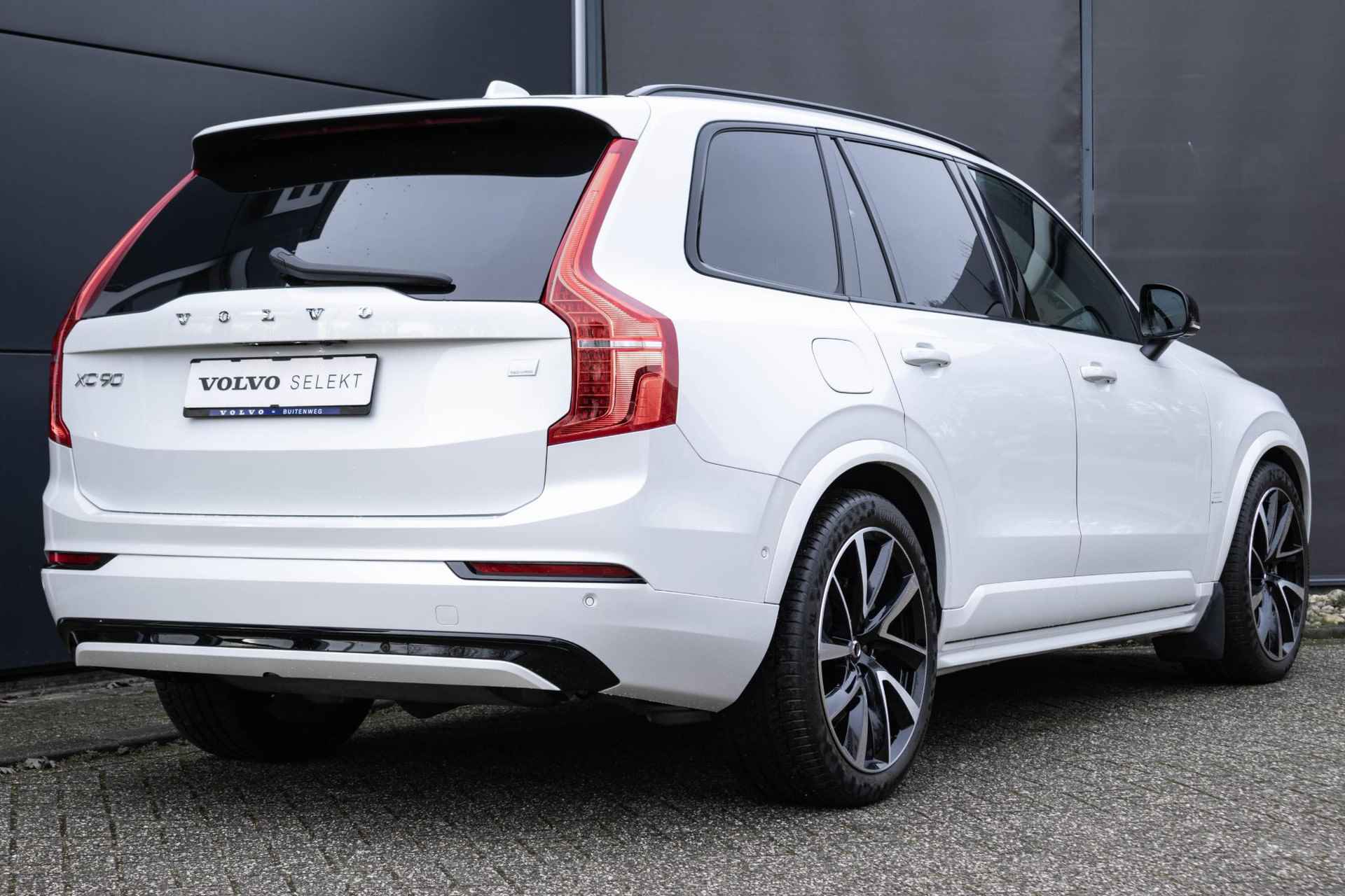 Volvo XC90 T8 Automaat Recharge AWD Ultimate Dark Volvo XC90 T8 Automaat  Recharge AWD Ultimate Dark Long Range |  Elektrisch bedienbaar glazen panoramisch schuif-/kanteldak | Luchtvering met Four-C settings | Trekhaak semi elektrisch inklapbaar | Adaptieve Cruise Control met Pilot Assist | BLIS dodehoekdetectie | 360 graden rondomzicht camera | Harman Kardon premium audio | Google Maps & Infotainment - 5/56