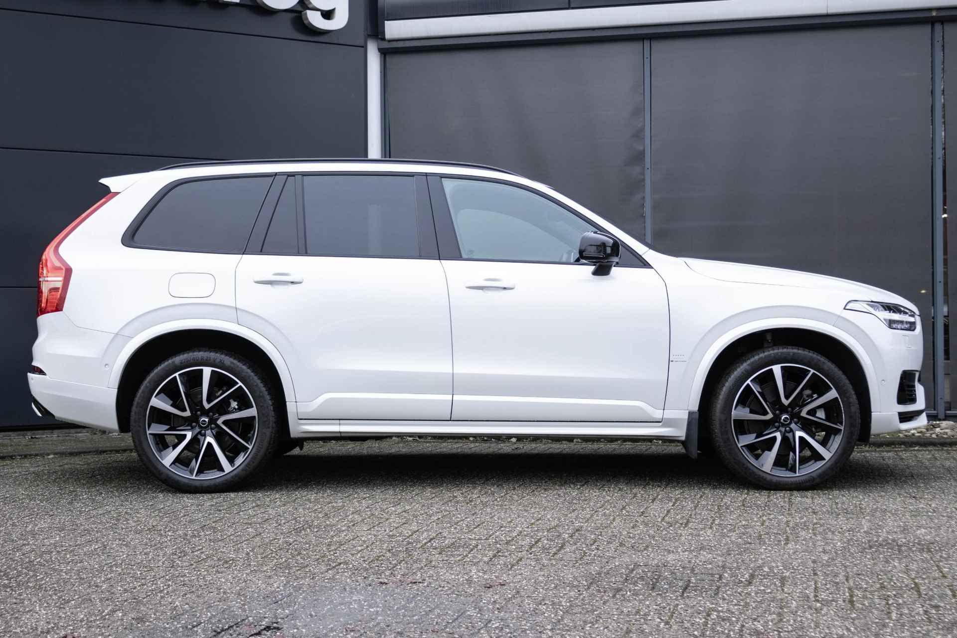 Volvo XC90 T8 Automaat Recharge AWD Ultimate Dark Volvo XC90 T8 Automaat  Recharge AWD Ultimate Dark Long Range |  Elektrisch bedienbaar glazen panoramisch schuif-/kanteldak | Luchtvering met Four-C settings | Trekhaak semi elektrisch inklapbaar | Adaptieve Cruise Control met Pilot Assist | BLIS dodehoekdetectie | 360 graden rondomzicht camera | Harman Kardon premium audio | Google Maps & Infotainment - 6/56