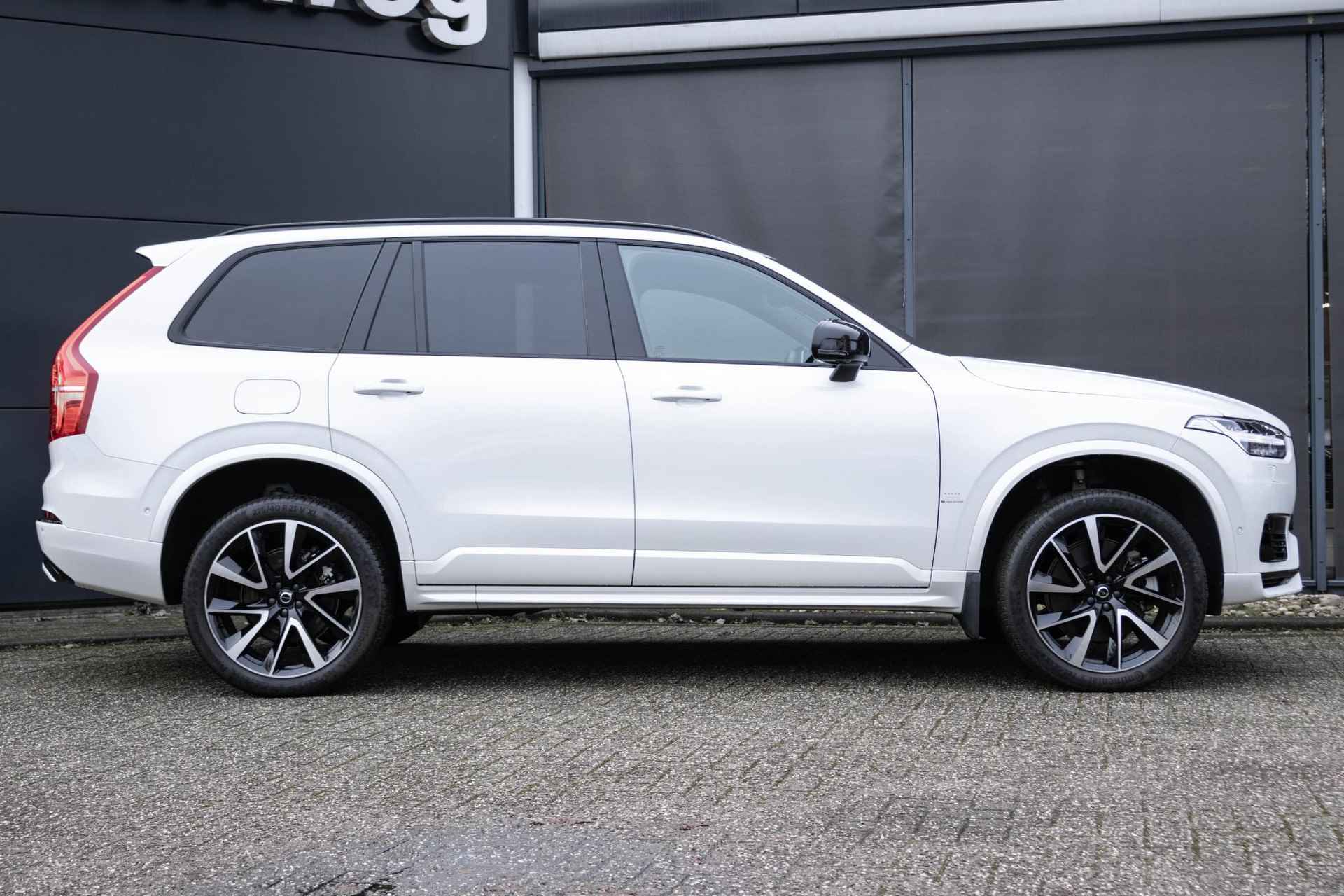 Volvo XC90 T8 Automaat Recharge AWD Ultimate Dark Volvo XC90 T8 Automaat  Recharge AWD Ultimate Dark Long Range |  Elektrisch bedienbaar glazen panoramisch schuif-/kanteldak | Luchtvering met Four-C settings | Trekhaak semi elektrisch inklapbaar | Adaptieve Cruise Control met Pilot Assist | BLIS dodehoekdetectie | 360 graden rondomzicht camera | Harman Kardon premium audio | Google Maps & Infotainment - 7/56