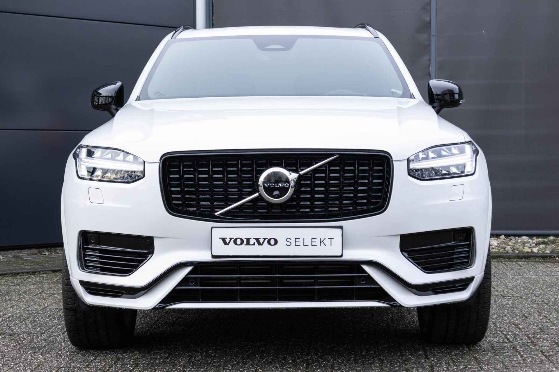 Volvo XC90 T8 Automaat Recharge AWD Ultimate Dark Volvo XC90 T8 Automaat  Recharge AWD Ultimate Dark Long Range |  Elektrisch bedienbaar glazen panoramisch schuif-/kanteldak | Luchtvering met Four-C settings | Trekhaak semi elektrisch inklapbaar | Adaptieve Cruise Control met Pilot Assist | BLIS dodehoekdetectie | 360 graden rondomzicht camera | Harman Kardon premium audio | Google Maps & Infotainment - 9/56