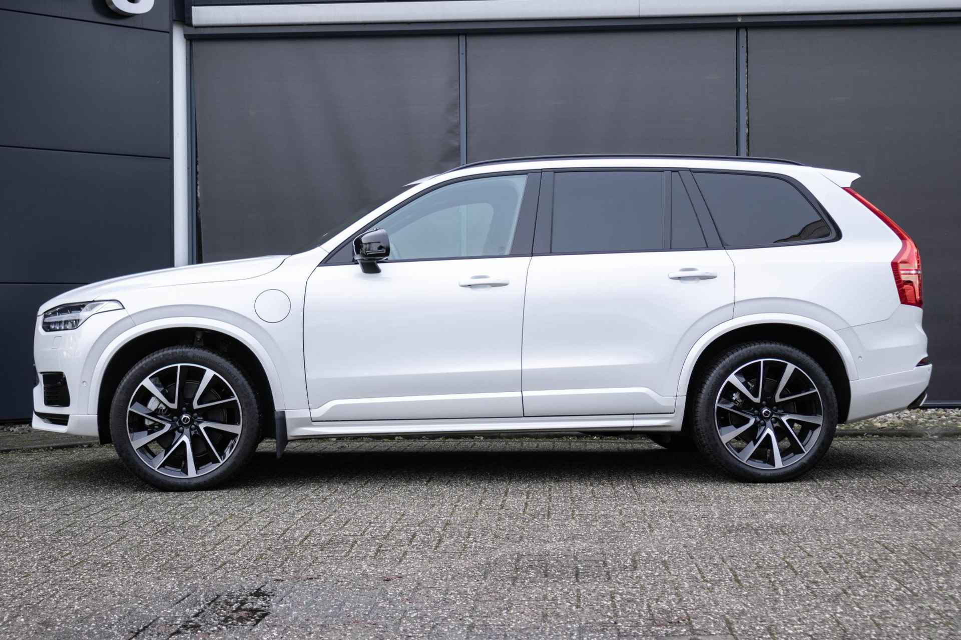 Volvo XC90 T8 Automaat Recharge AWD Ultimate Dark Volvo XC90 T8 Automaat  Recharge AWD Ultimate Dark Long Range |  Elektrisch bedienbaar glazen panoramisch schuif-/kanteldak | Luchtvering met Four-C settings | Trekhaak semi elektrisch inklapbaar | Adaptieve Cruise Control met Pilot Assist | BLIS dodehoekdetectie | 360 graden rondomzicht camera | Harman Kardon premium audio | Google Maps & Infotainment - 11/56