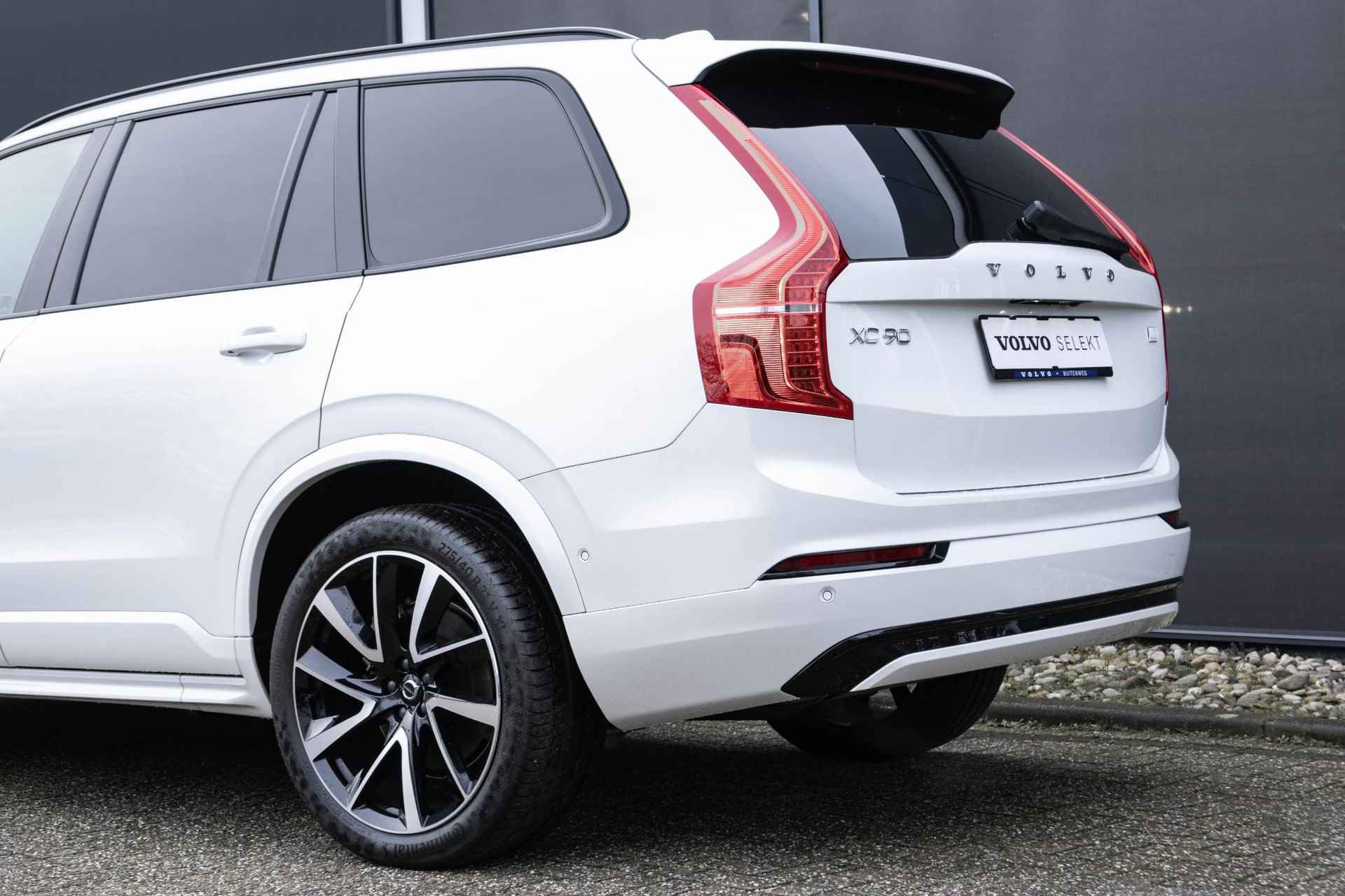 Volvo XC90 T8 Automaat Recharge AWD Ultimate Dark Volvo XC90 T8 Automaat  Recharge AWD Ultimate Dark Long Range |  Elektrisch bedienbaar glazen panoramisch schuif-/kanteldak | Luchtvering met Four-C settings | Trekhaak semi elektrisch inklapbaar | Adaptieve Cruise Control met Pilot Assist | BLIS dodehoekdetectie | 360 graden rondomzicht camera | Harman Kardon premium audio | Google Maps & Infotainment - 12/56