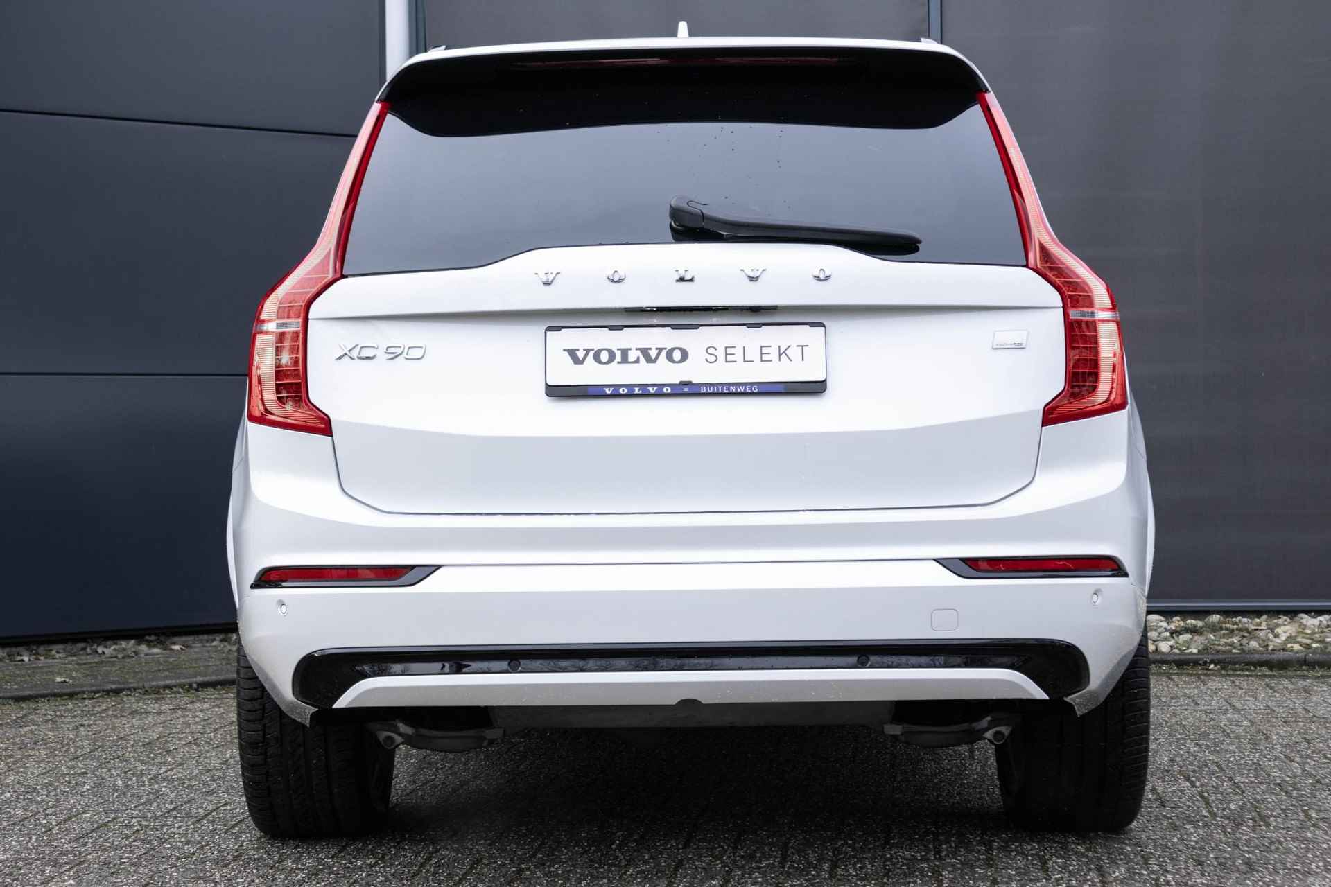 Volvo XC90 T8 Automaat Recharge AWD Ultimate Dark Volvo XC90 T8 Automaat  Recharge AWD Ultimate Dark Long Range |  Elektrisch bedienbaar glazen panoramisch schuif-/kanteldak | Luchtvering met Four-C settings | Trekhaak semi elektrisch inklapbaar | Adaptieve Cruise Control met Pilot Assist | BLIS dodehoekdetectie | 360 graden rondomzicht camera | Harman Kardon premium audio | Google Maps & Infotainment - 13/56