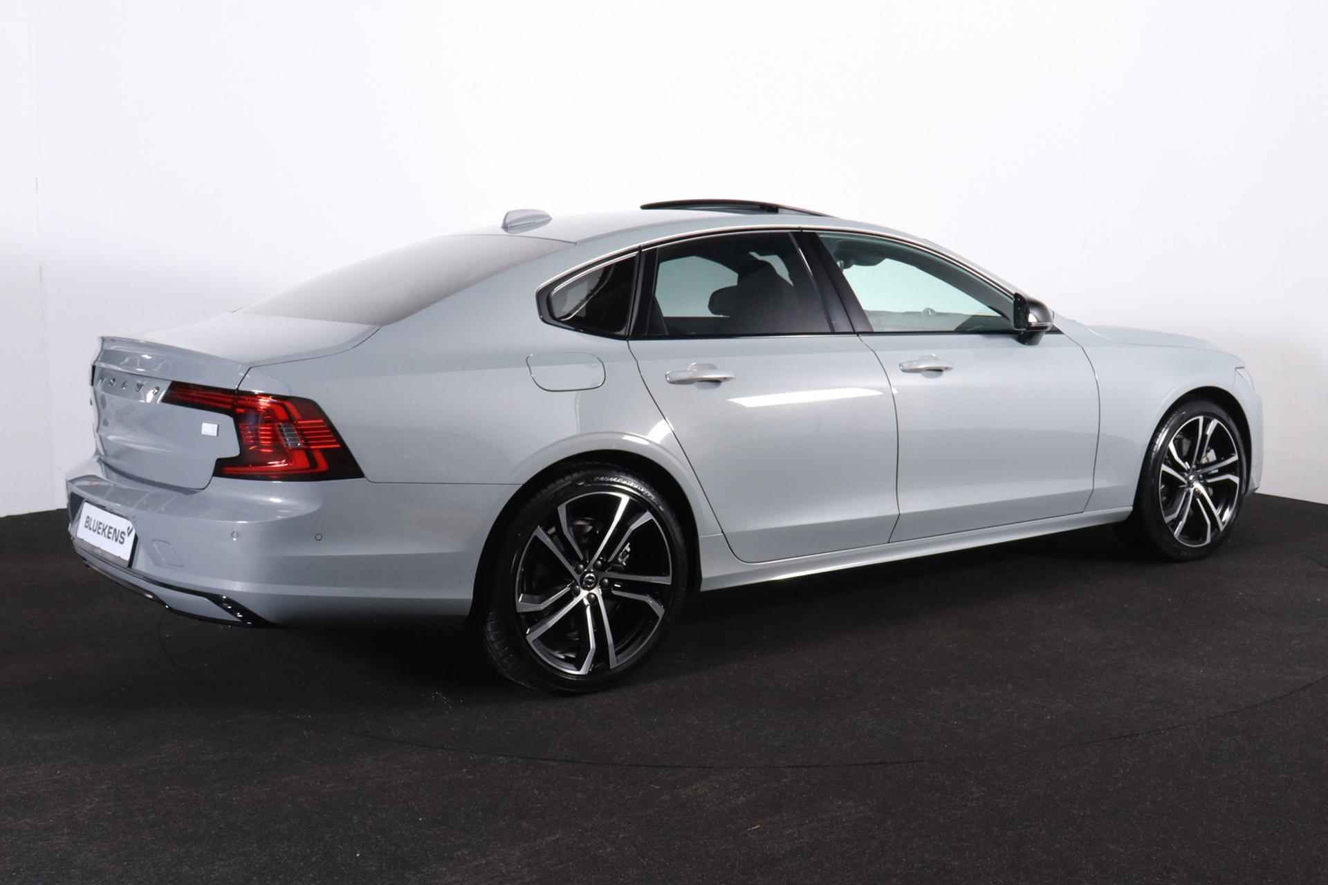 Volvo S90 T8 AWD Ultimate Dark - LONG RANGE - Luchtvering - Schuif/kanteldak - IntelliSafe Assist & Surround - 360° Camera - Bowers & Wilkins audio - Verwarmde voorstoelen, stuur & achterbank - Parkeersensoren voor & achter - Elektr. bedienb. voorstoelen met geheugen - Head up display - Extra getint glas - 20' LMV - 5/26