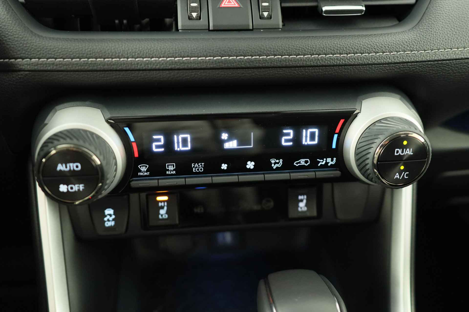 Toyota RAV4 2.5 Hybrid AWD Executive | Navi By App | Memory Zetels | Clima | Stoel/Stuur Verwarming | Keyless | Camera | BLIS | 18'' Lichtme - 13/38