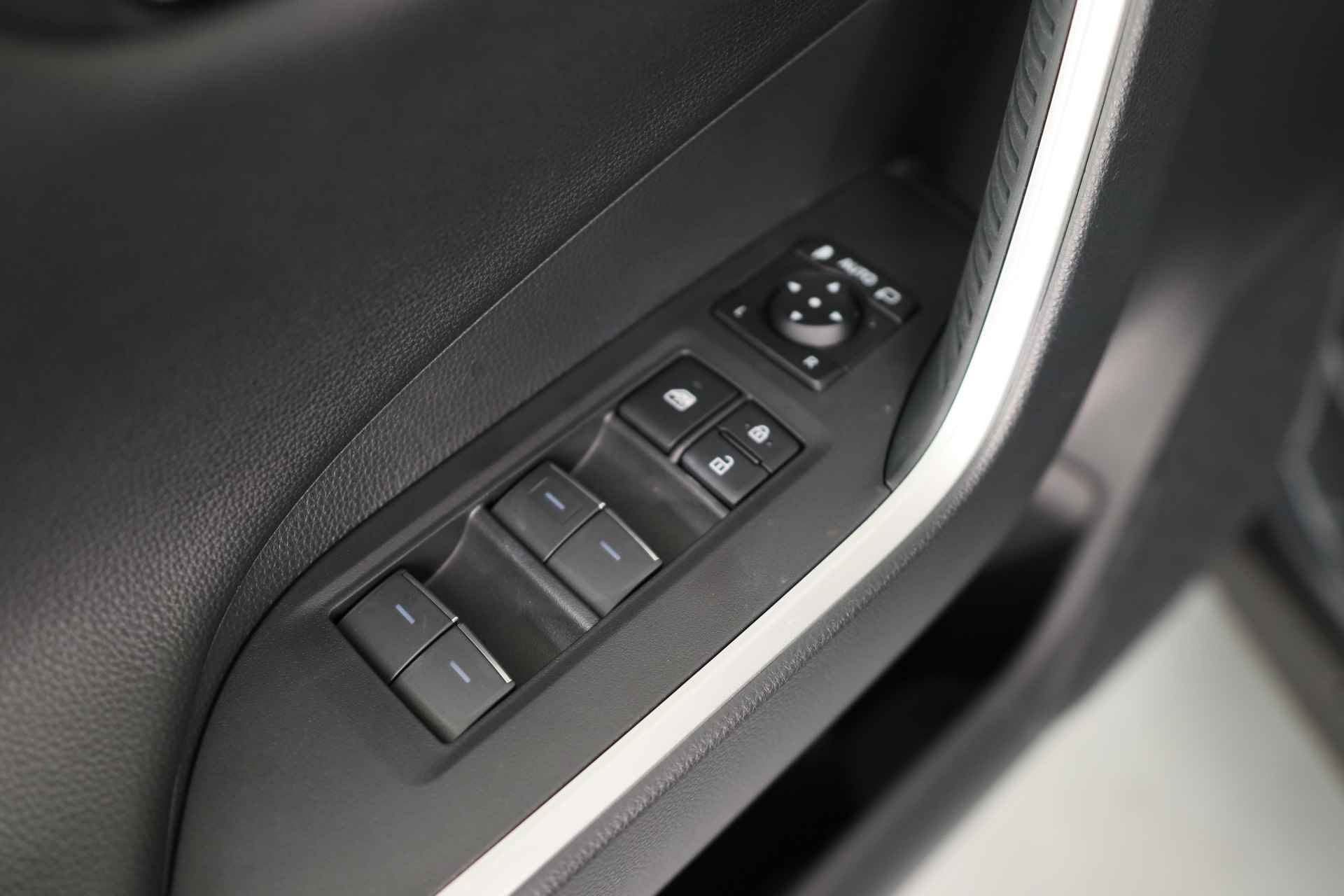 Toyota RAV4 2.5 Hybrid AWD Executive | Navi By App | Memory Zetels | Clima | Stoel/Stuur Verwarming | Keyless | Camera | BLIS | 18'' Lichtme - 24/38