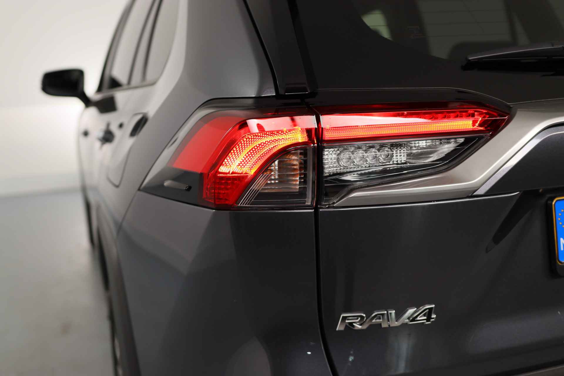 Toyota RAV4 2.5 Hybrid AWD Executive | Navi By App | Memory Zetels | Clima | Stoel/Stuur Verwarming | Keyless | Camera | BLIS | 18'' Lichtme - 28/38
