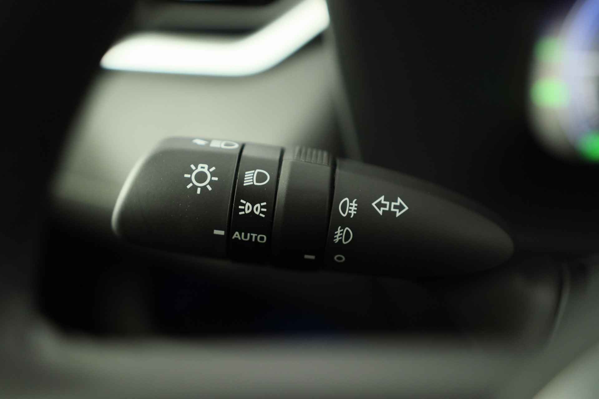 Toyota RAV4 2.5 Hybrid AWD Executive | Navi By App | Memory Zetels | Clima | Stoel/Stuur Verwarming | Keyless | Camera | BLIS | 18'' Lichtme - 35/38