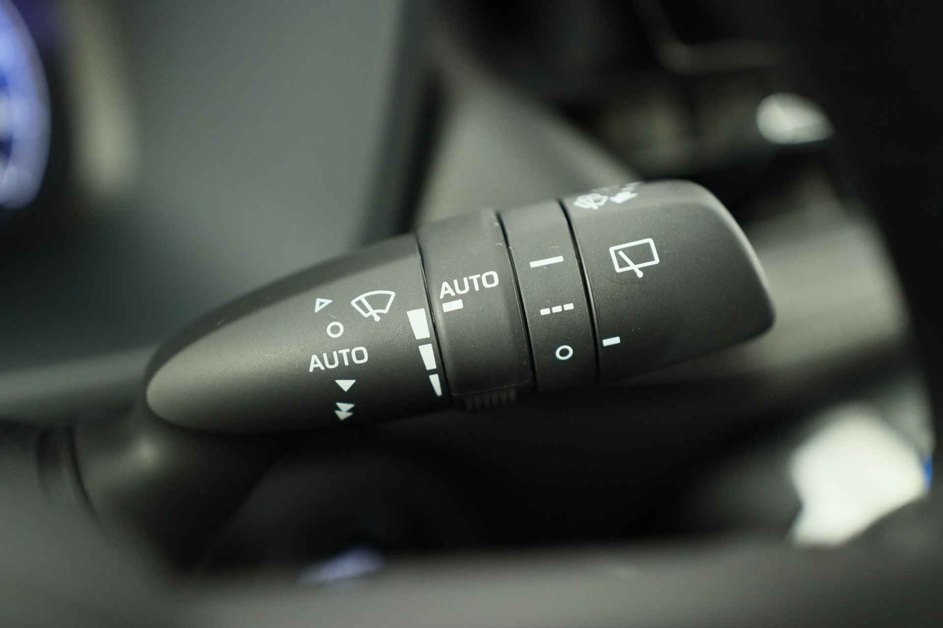Toyota RAV4 2.5 Hybrid AWD Executive | Navi By App | Memory Zetels | Clima | Stoel/Stuur Verwarming | Keyless | Camera | BLIS | 18'' Lichtme - 36/38
