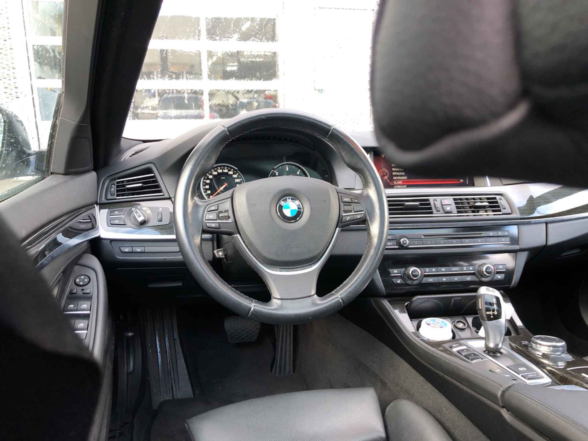 BMW 5 Serie Touring 520d Luxury Edition 190PK Automaat | Orgineel NL | Navigatie Groot | Digitaal Dashboard | Leder | Elektrisch Panorama Dak | Memory Seats | Stoelverwarming | Camera | Unieke Kilometerstand | Parkersensoren Rondom | Navigatie - 6/8