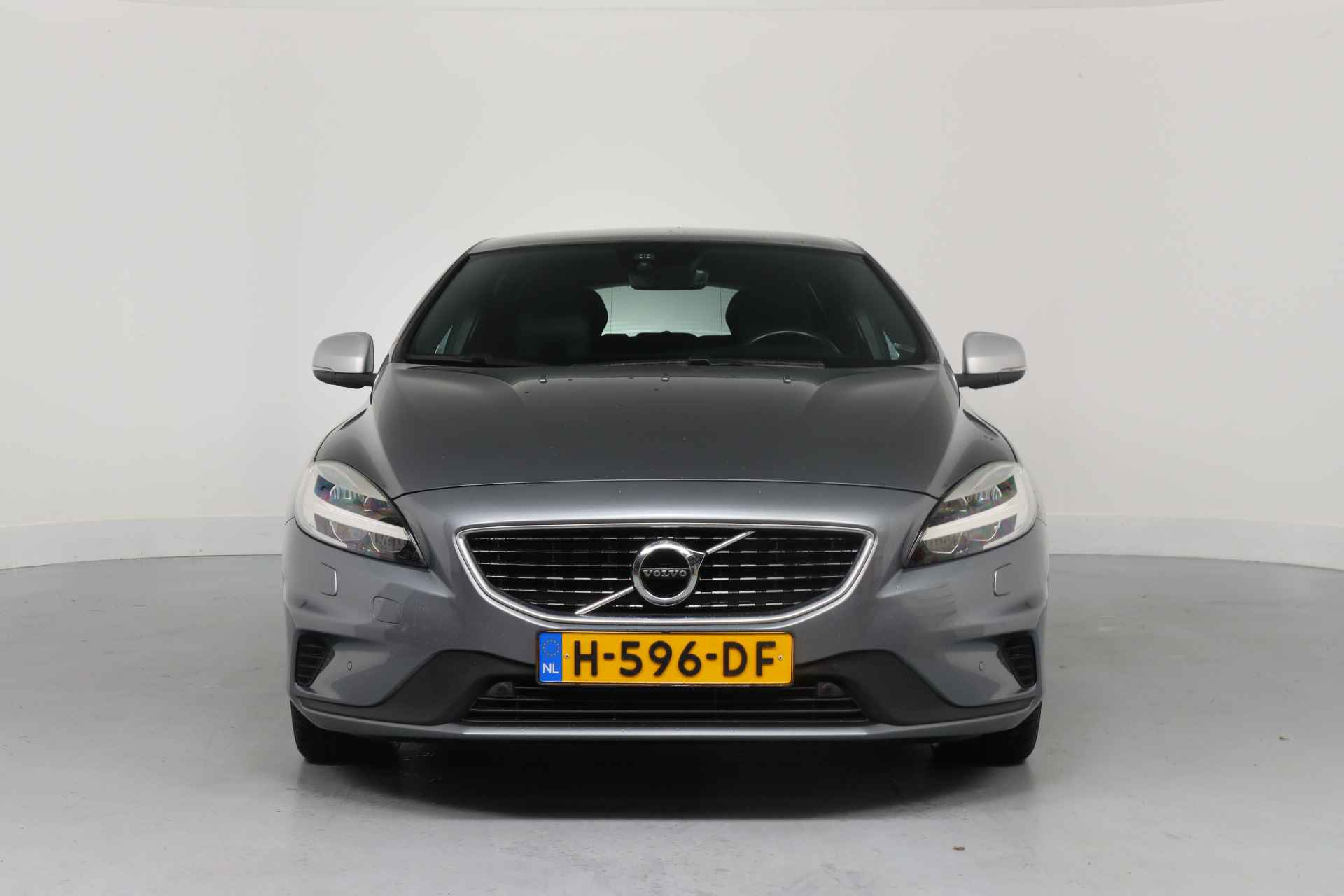 Volvo V40 1.5 T3 Polar+ Sport | Dealer Onderhouden! | Memory Zetels | LED | Panorama Dak | Leder | Naci | Clima | Harman/Kardon | Stoelver - 2/35