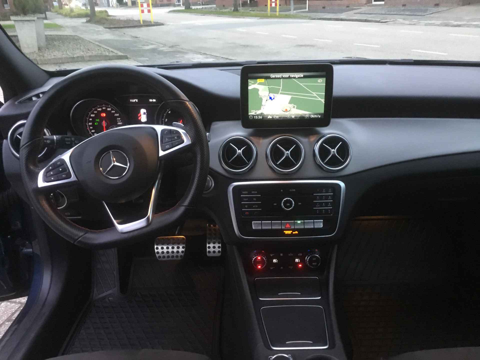 Mercedes-Benz GLA 180 Business Solution AMG Automaat - 29/31