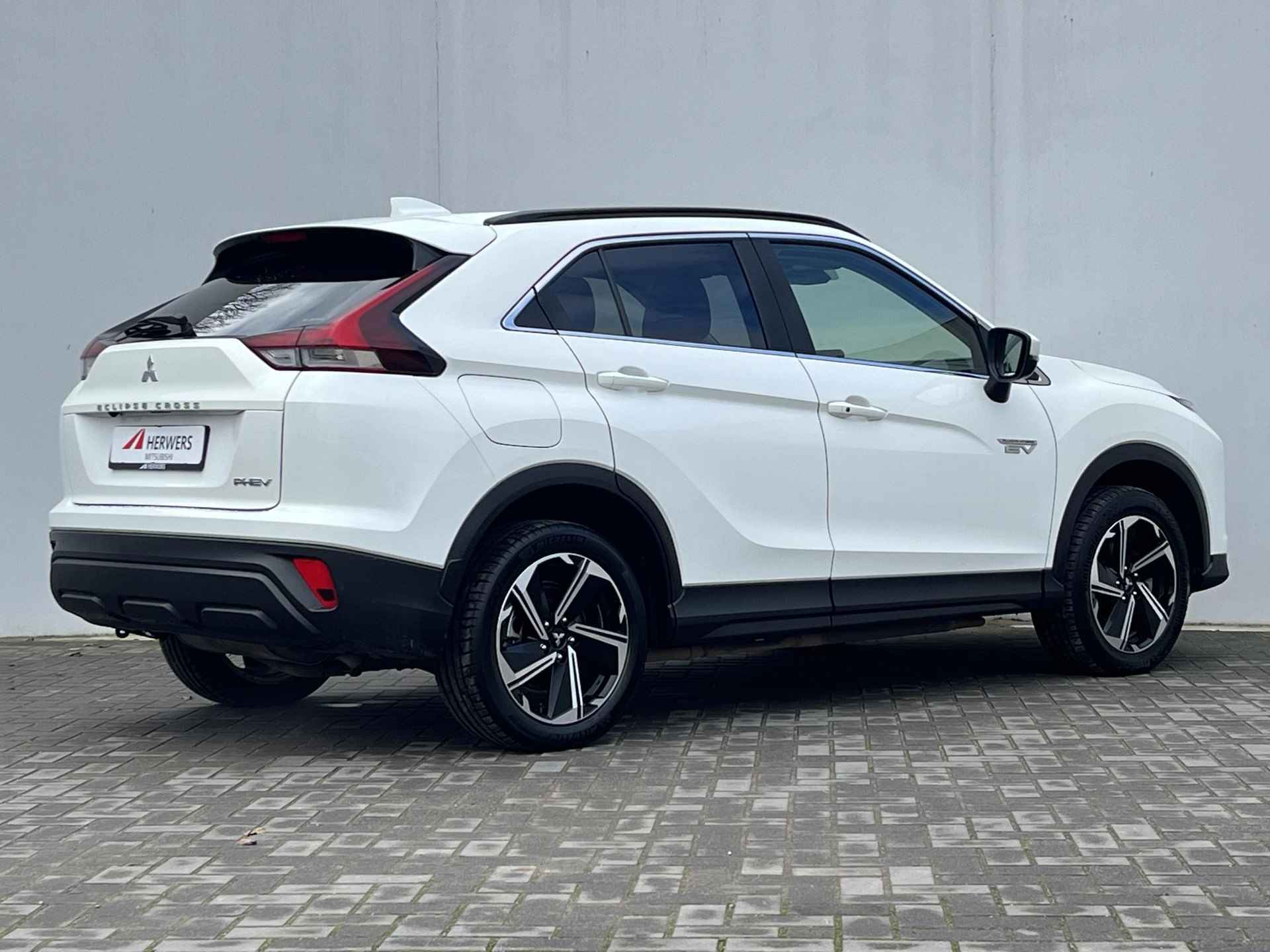 Mitsubishi Eclipse Cross 2.4 PHEV Intense S-AWC 4WD Automaat / 1.500 kg trekgewicht / Navigatie via Apple Carplay of Android Auto / Achteruitrijcamera - 3/50