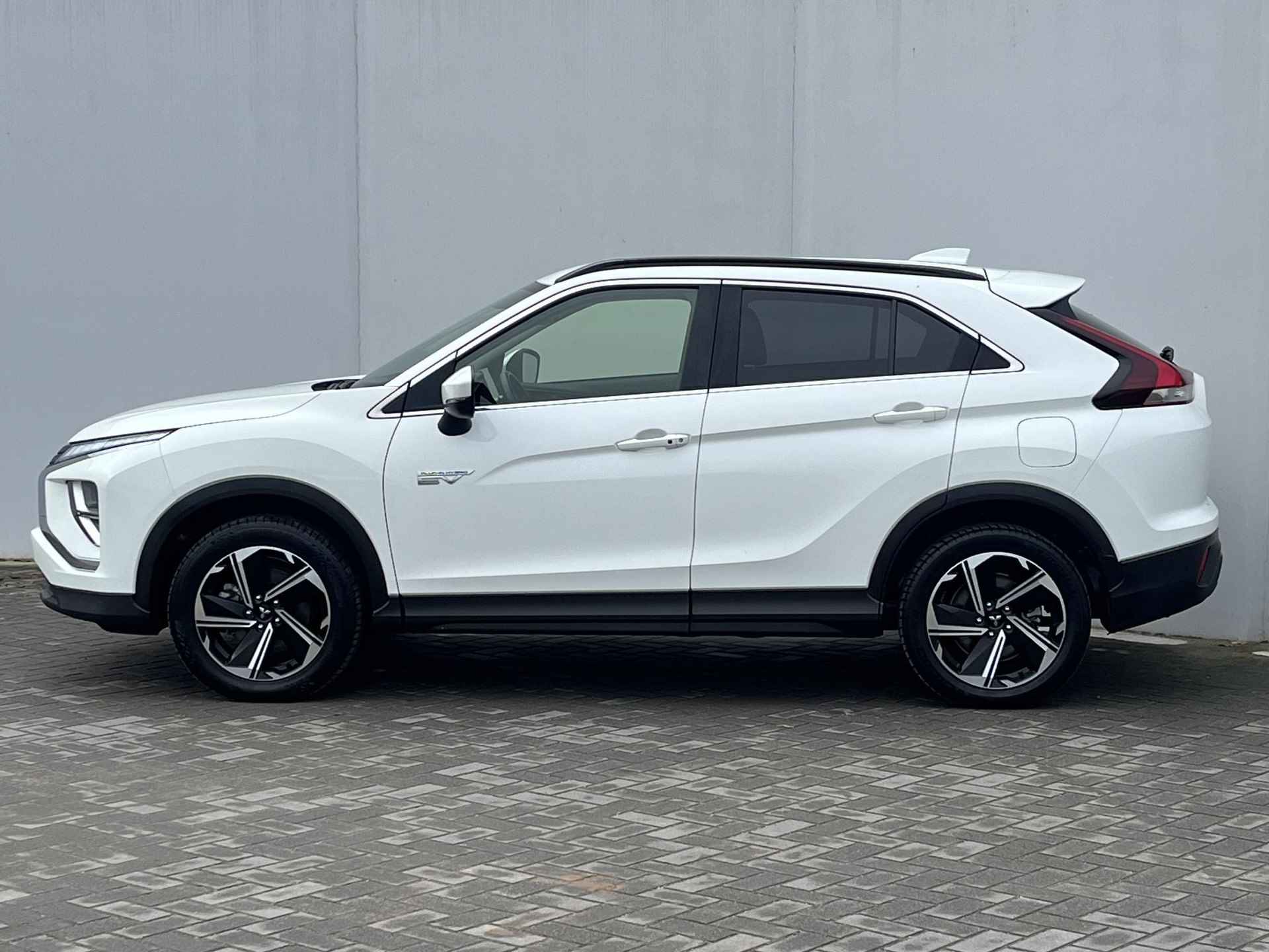 Mitsubishi Eclipse Cross 2.4 PHEV Intense S-AWC 4WD Automaat / 1.500 kg trekgewicht / Navigatie via Apple Carplay of Android Auto / Achteruitrijcamera - 8/50