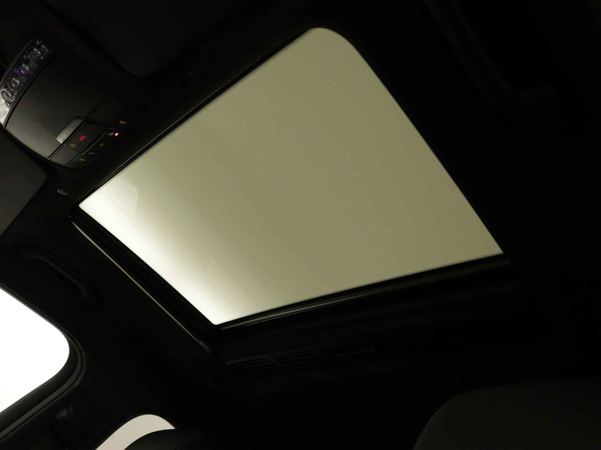 Mercedes-Benz GLC Coupé 300 de AMG 4MATIC | Schuifdak | 360°-camera | Apple Carplay | Sfeerverlichting | Inclusief 24 maanden MB Certified garantie voor Europa. - 5/41