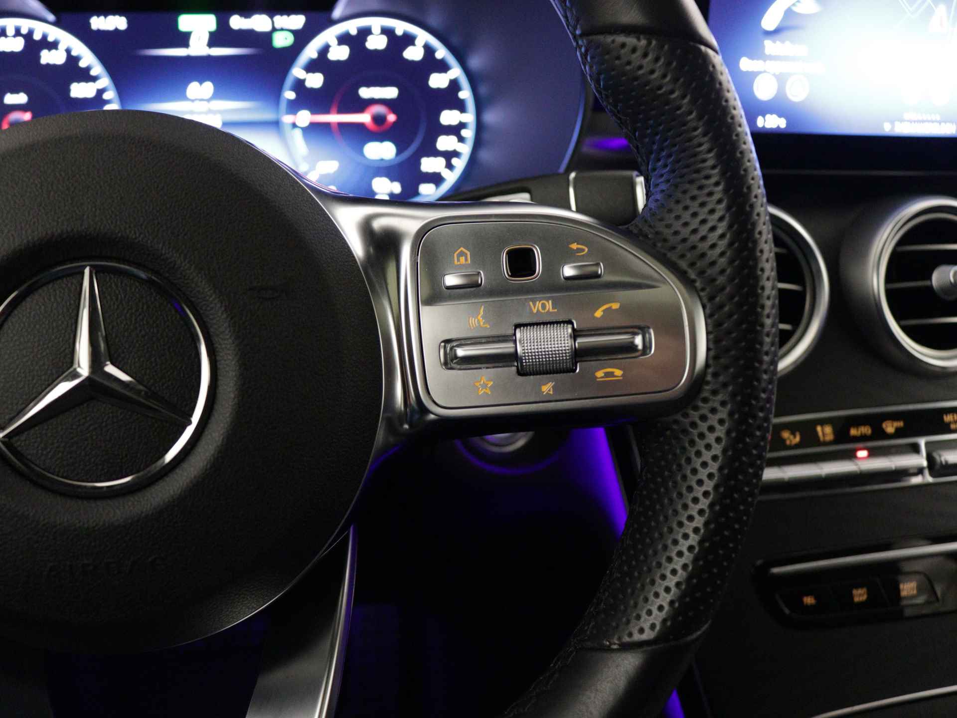 Mercedes-Benz GLC Coupé 300 de AMG 4MATIC | Schuifdak | 360°-camera | Apple Carplay | Sfeerverlichting | Inclusief 24 maanden MB Certified garantie voor Europa. - 21/41