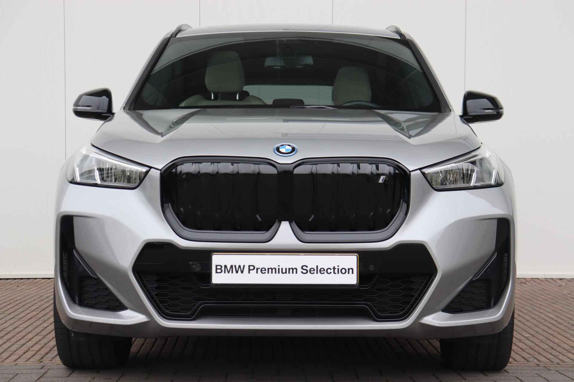 BMW iX1 xDrive30 67 kWh M-Sportpakket / Harman Kardon / Panoramadak / Achteruitrijcamera / Extra Getint Glas / 19 '' | Showroom Sale - 2/31