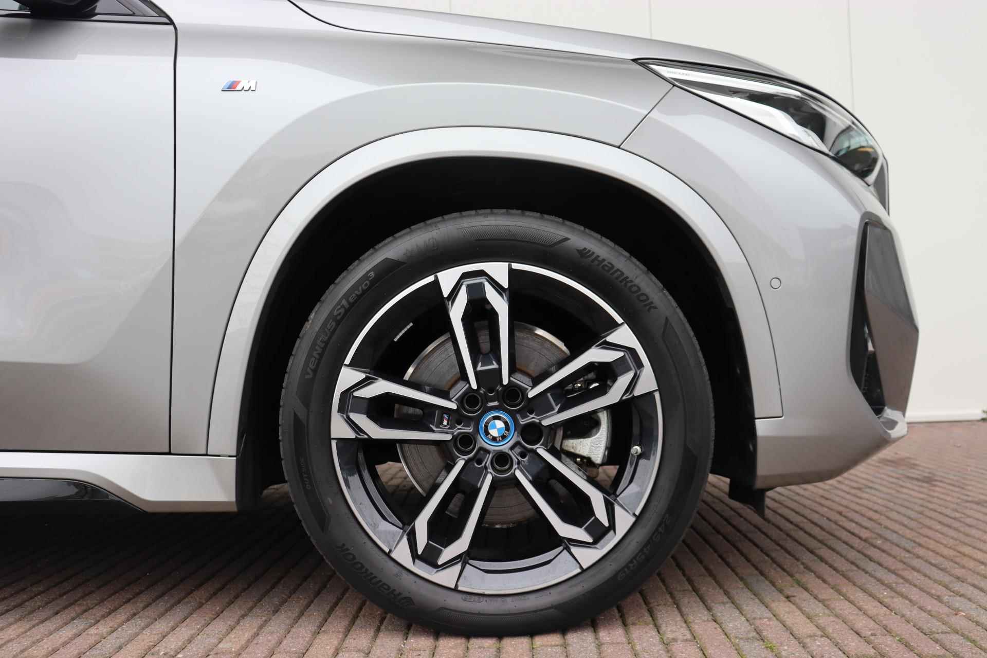 BMW iX1 xDrive30 67 kWh M-Sportpakket / Harman Kardon / Panoramadak / Achteruitrijcamera / Extra Getint Glas / 19 '' | Showroom Sale - 5/31