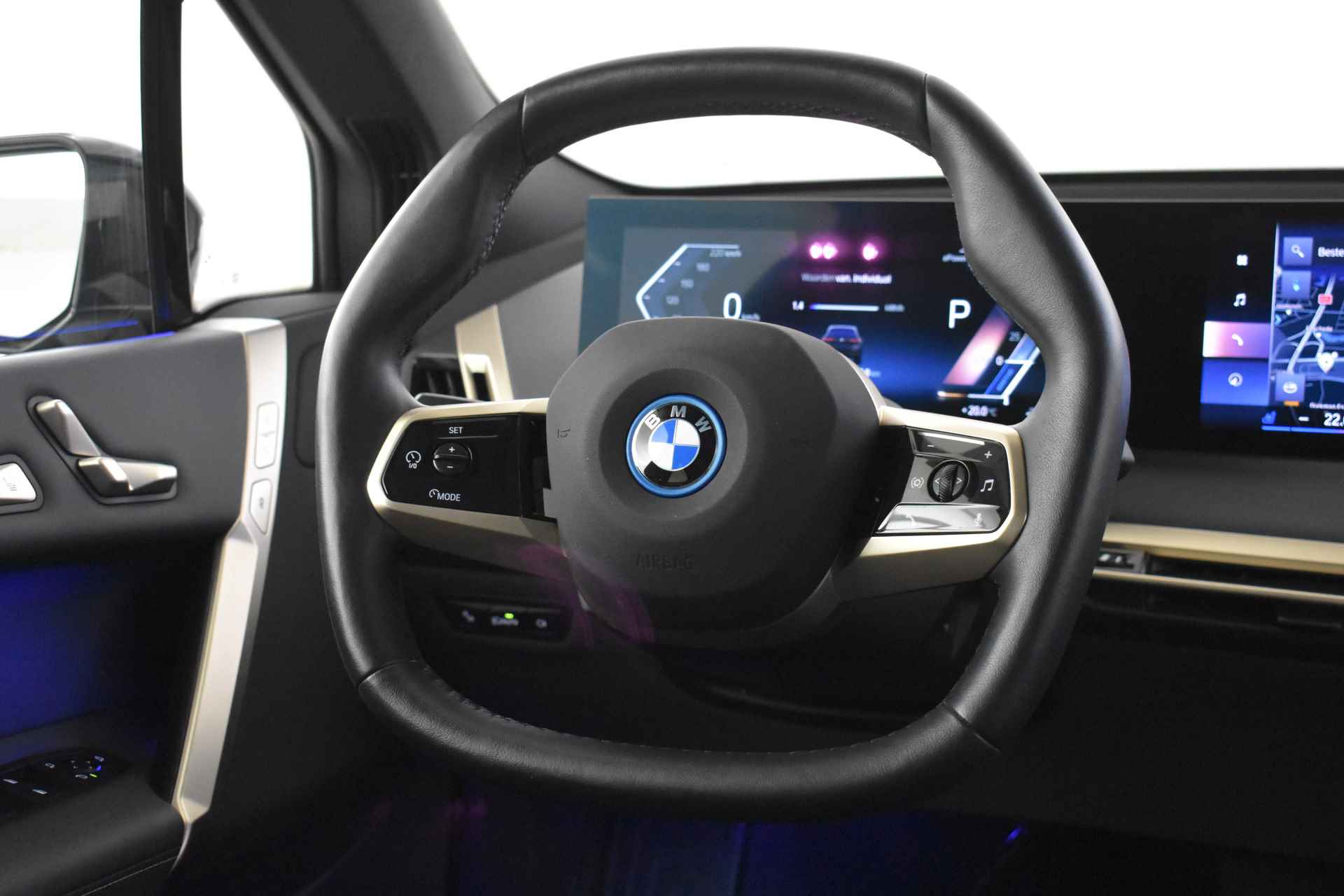 BMW iX xDrive40 High Executive / Sportpakket / Panoramdak Sky Lounge / Trekhaak / Laserlight / Harman Kardon / Live Cockpit Professional / Stoelventilatie - 17/49