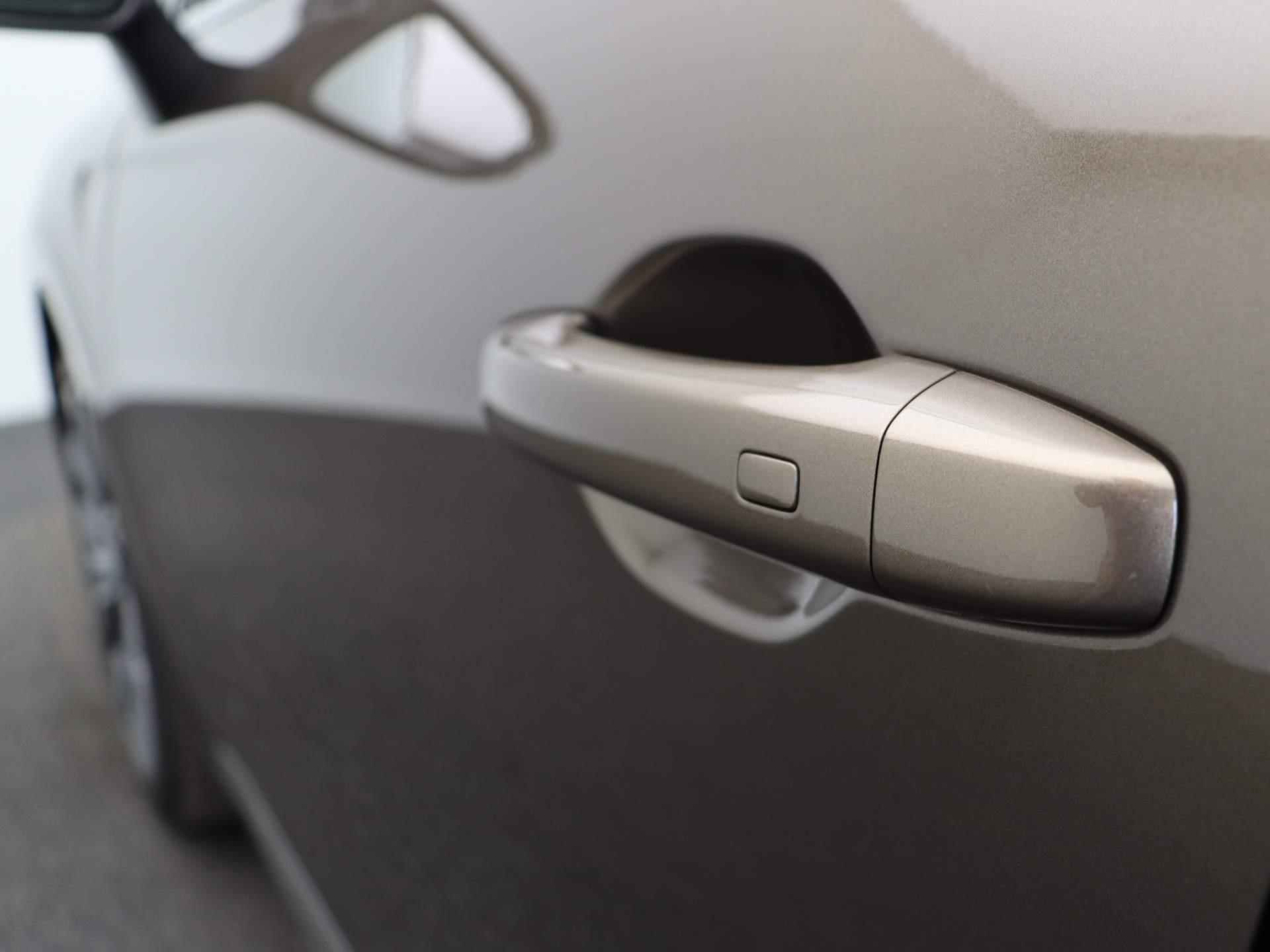 Renault Clio TCe 100pk Intens | Groot Scherm Navi | Achteruitrijcamera | 17" LMV | Privacy Glass | - 15/47