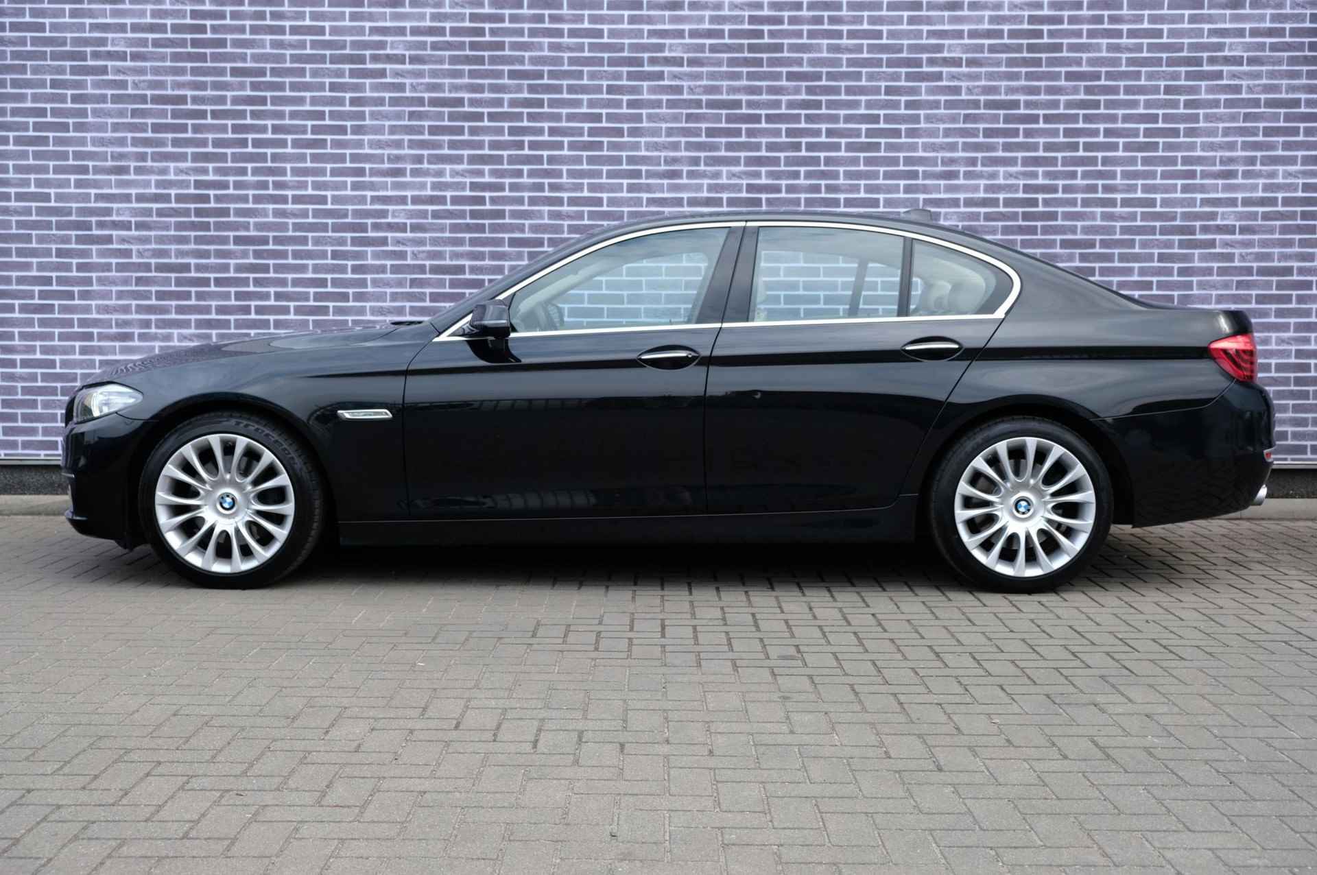 BMW 5-serie 530d High Executive | Sportstuur |  Stoelverwarming | Dealer Onderhouden | Leer | Navigatie | Cruise Control | Parkeersensor Voor en Achter - 4/36