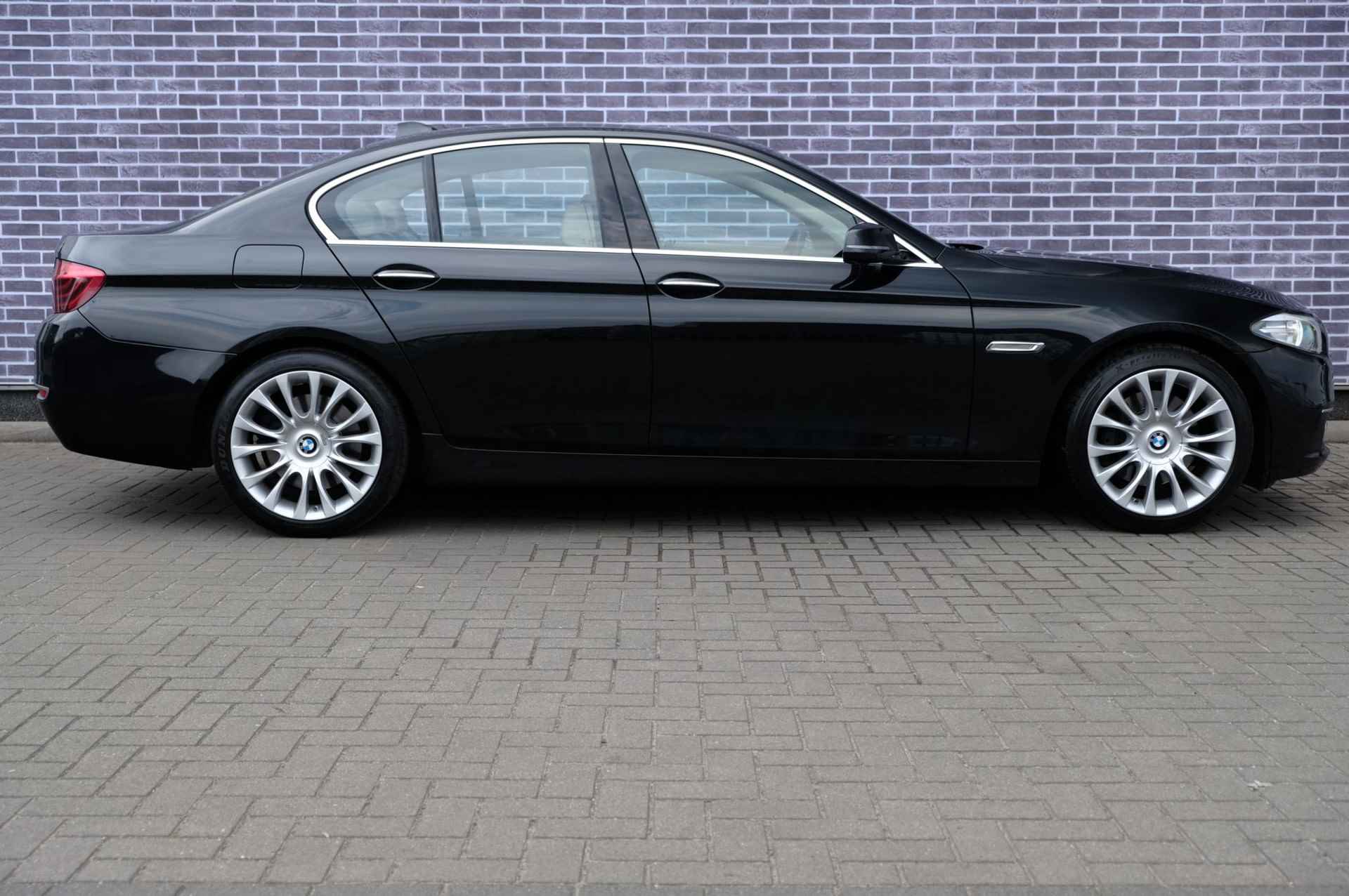 BMW 5-serie 530d High Executive | Sportstuur |  Stoelverwarming | Dealer Onderhouden | Leer | Navigatie | Cruise Control | Parkeersensor Voor en Achter - 16/36