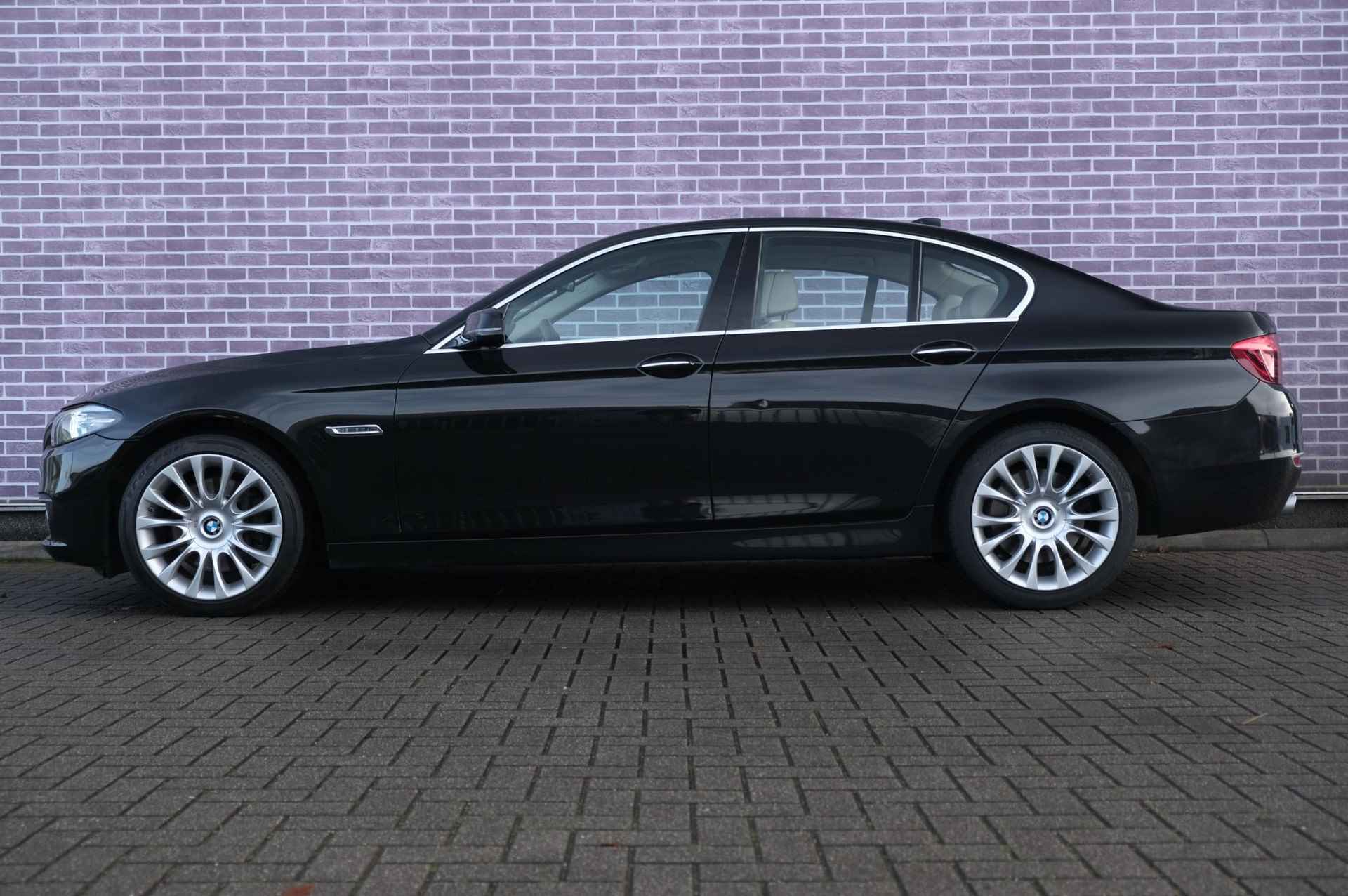 BMW 5-serie 530d High Executive | Sportstuur |  Stoelverwarming | Dealer Onderhouden | Leer | Navigatie | Cruise Control | Parkeersensor Voor en Achter - 4/37