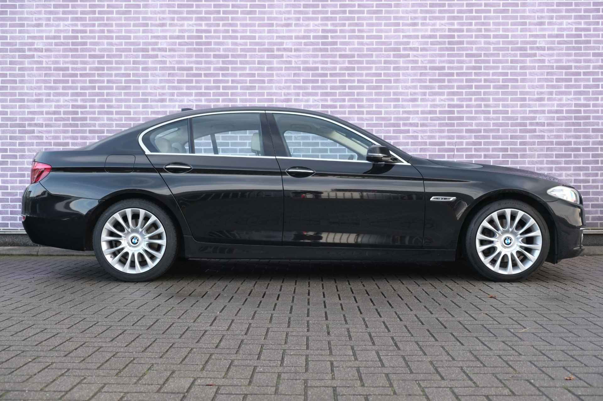 BMW 5-serie 530d High Executive | Sportstuur |  Stoelverwarming | Dealer Onderhouden | Leer | Navigatie | Cruise Control | Parkeersensor Voor en Achter - 16/37