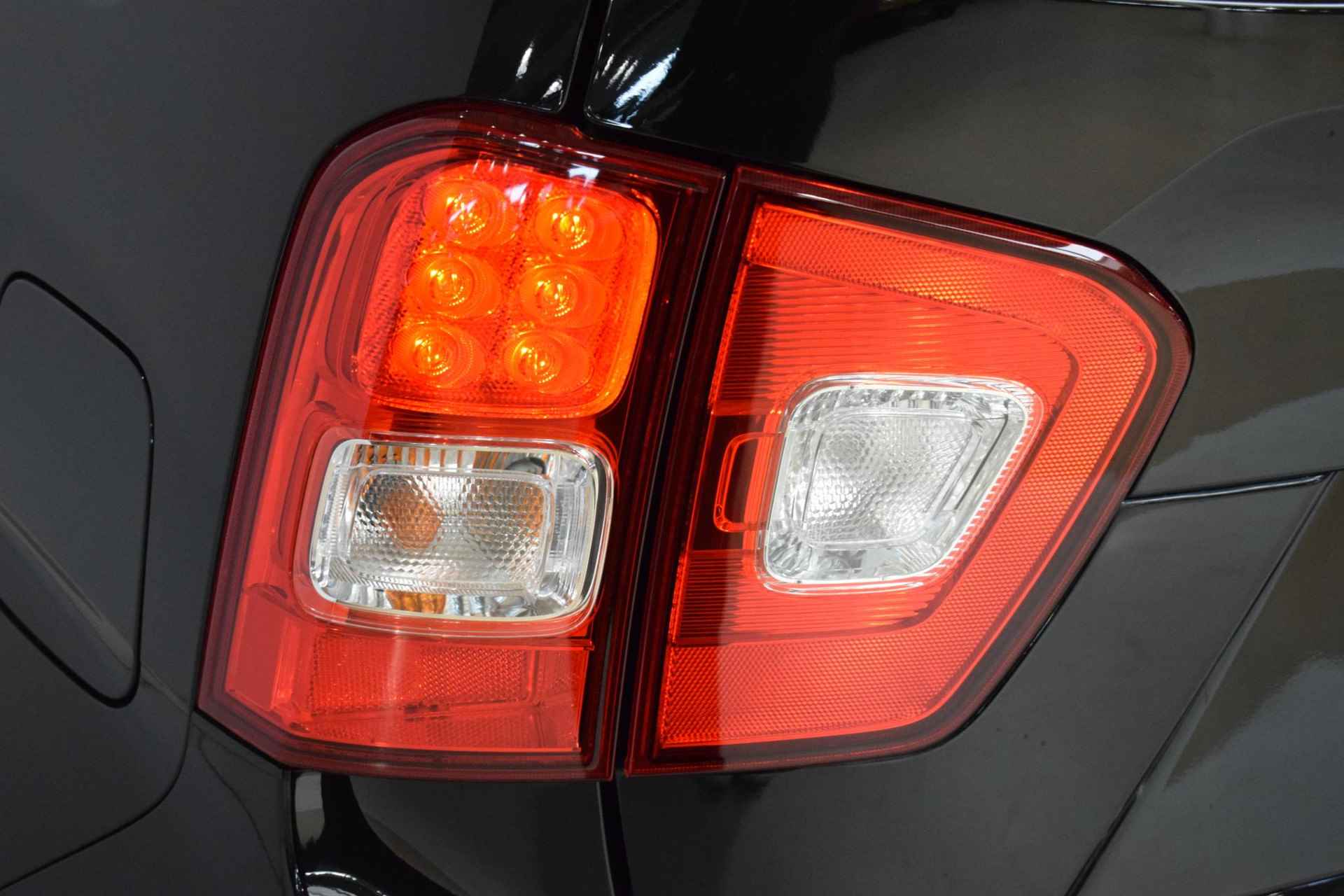 Suzuki Ignis 1.2 Stijl | Achteruitrijcamera | Stoelverwarming | Keyless-entry | Navigatie | Automatische regen/licht sensor | Elektrische + verwarmare zijspiegels | Apple Carplay/Android auto | Cruise control | - 11/45