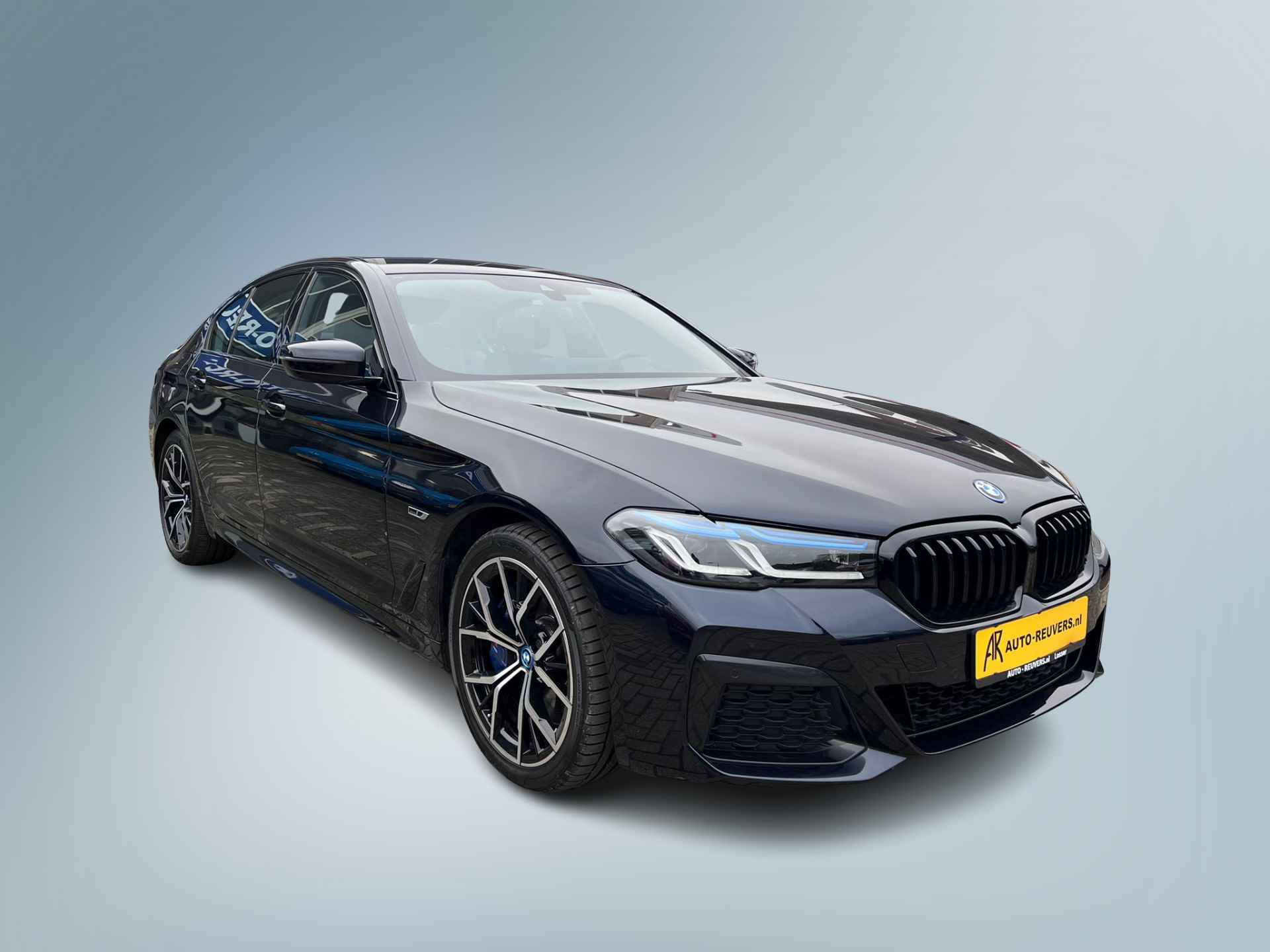 BMW 5 Serie 545e xDrive M-Sport / Leder / Navi / Carplay / DAB / Harman Kardon - 6/11