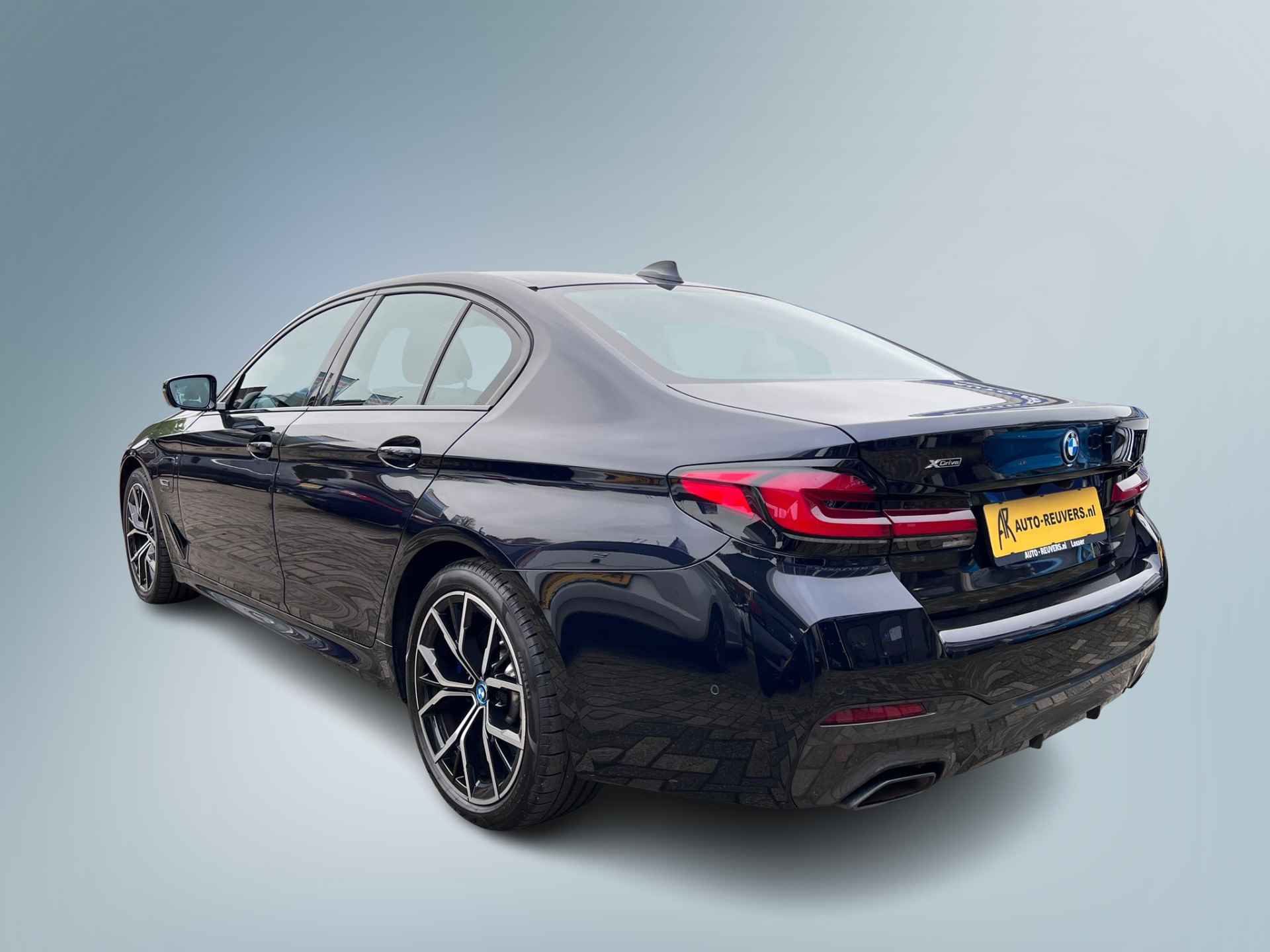 BMW 5 Serie 545e xDrive M-Sport / Leder / Navi / Carplay / DAB / Harman Kardon - 7/11