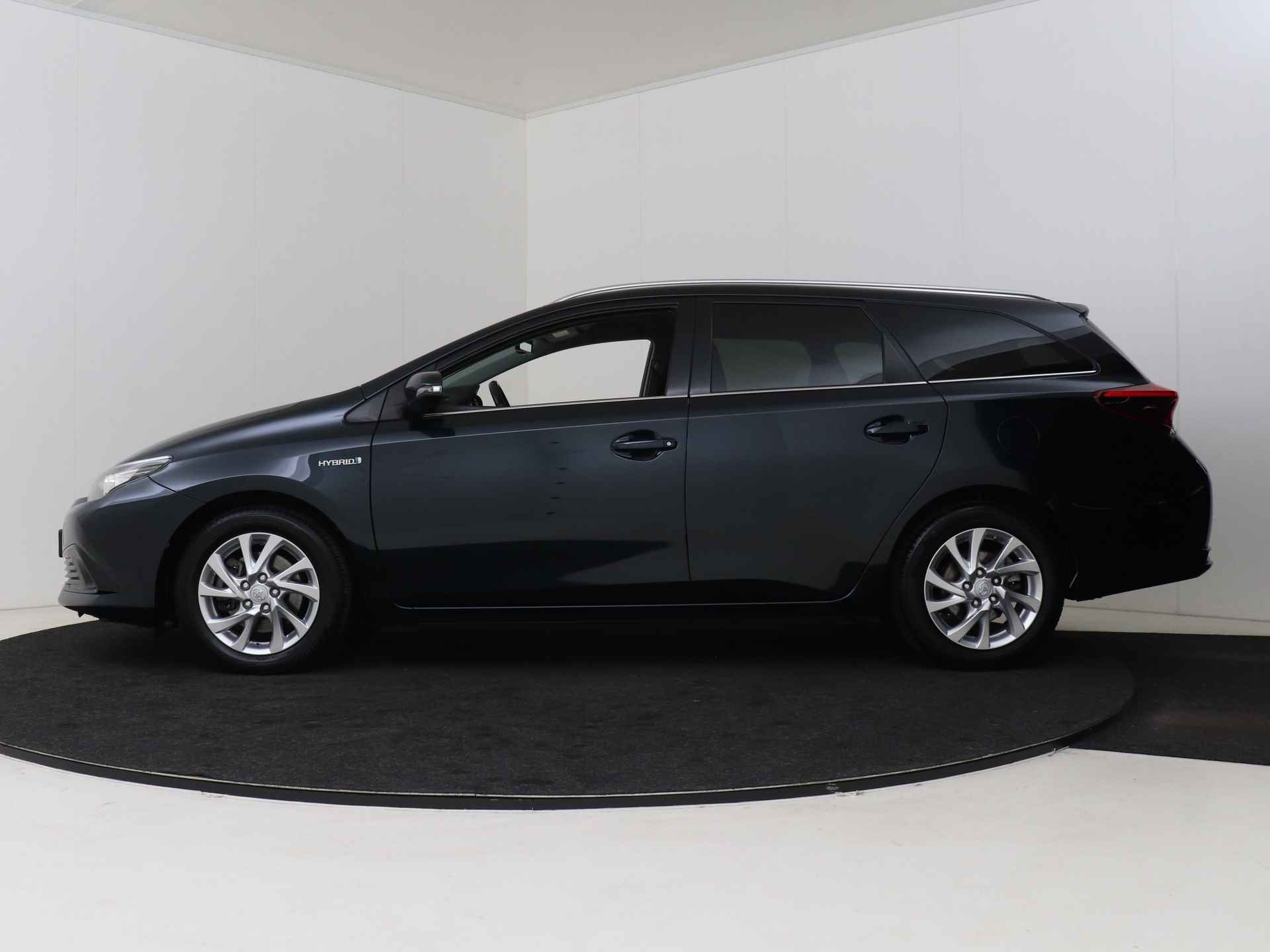 Toyota Auris Touring Sports 1.8 Hybrid Dynamic Go I Navigatie I Climate Control I Cruise Control I Camera I USB I LM Velgen I 1e Eigenaar I Volledig LOUWMAN Onderhouden I Keyless Entry/Start I - 4/46