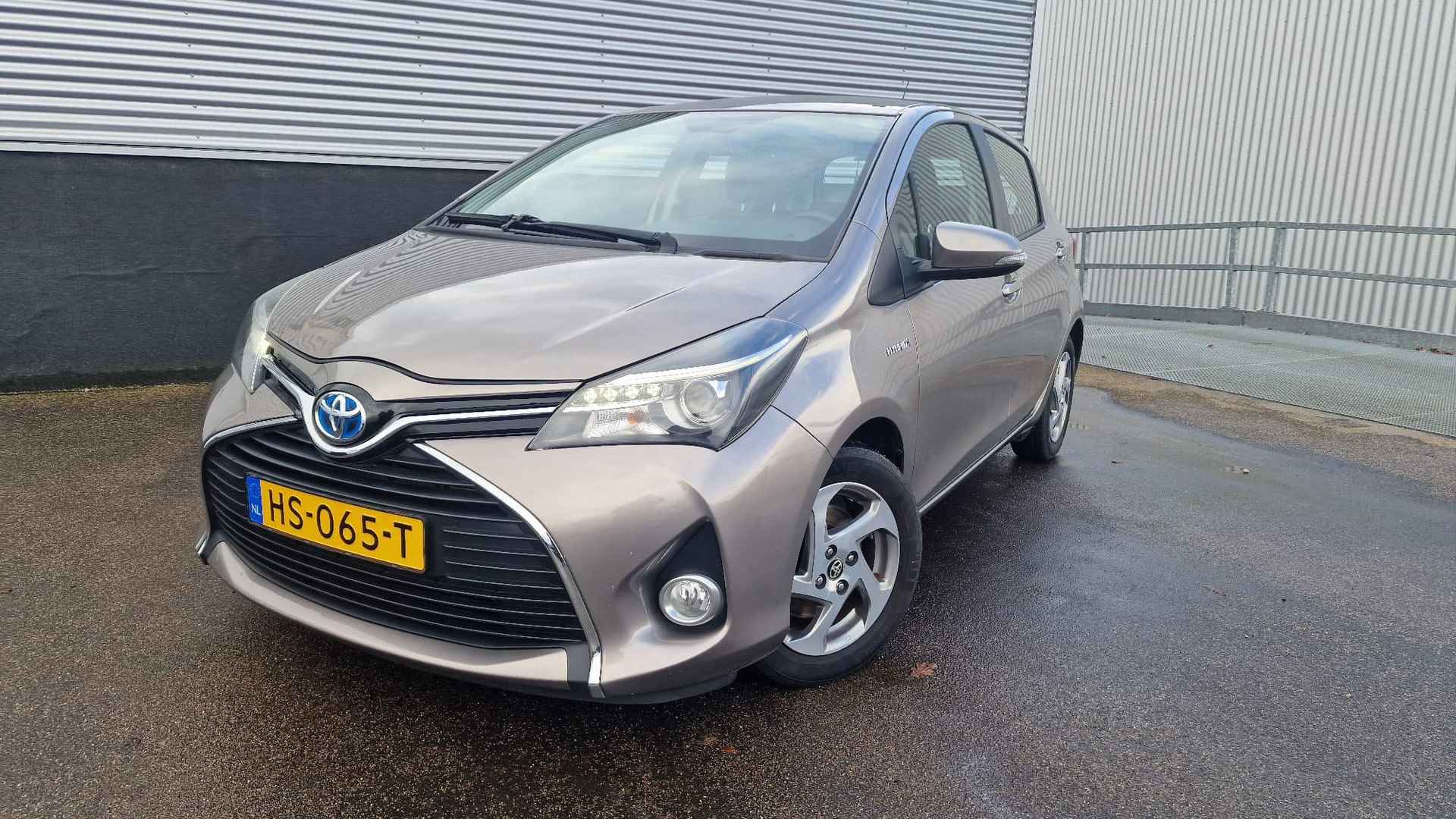 Toyota Yaris 1.5 Hybrid Lease Automaat Navigatie, Smart Key, Achteruitrijcamera, Cruise control, Climate control, Bluetooth - 2/37