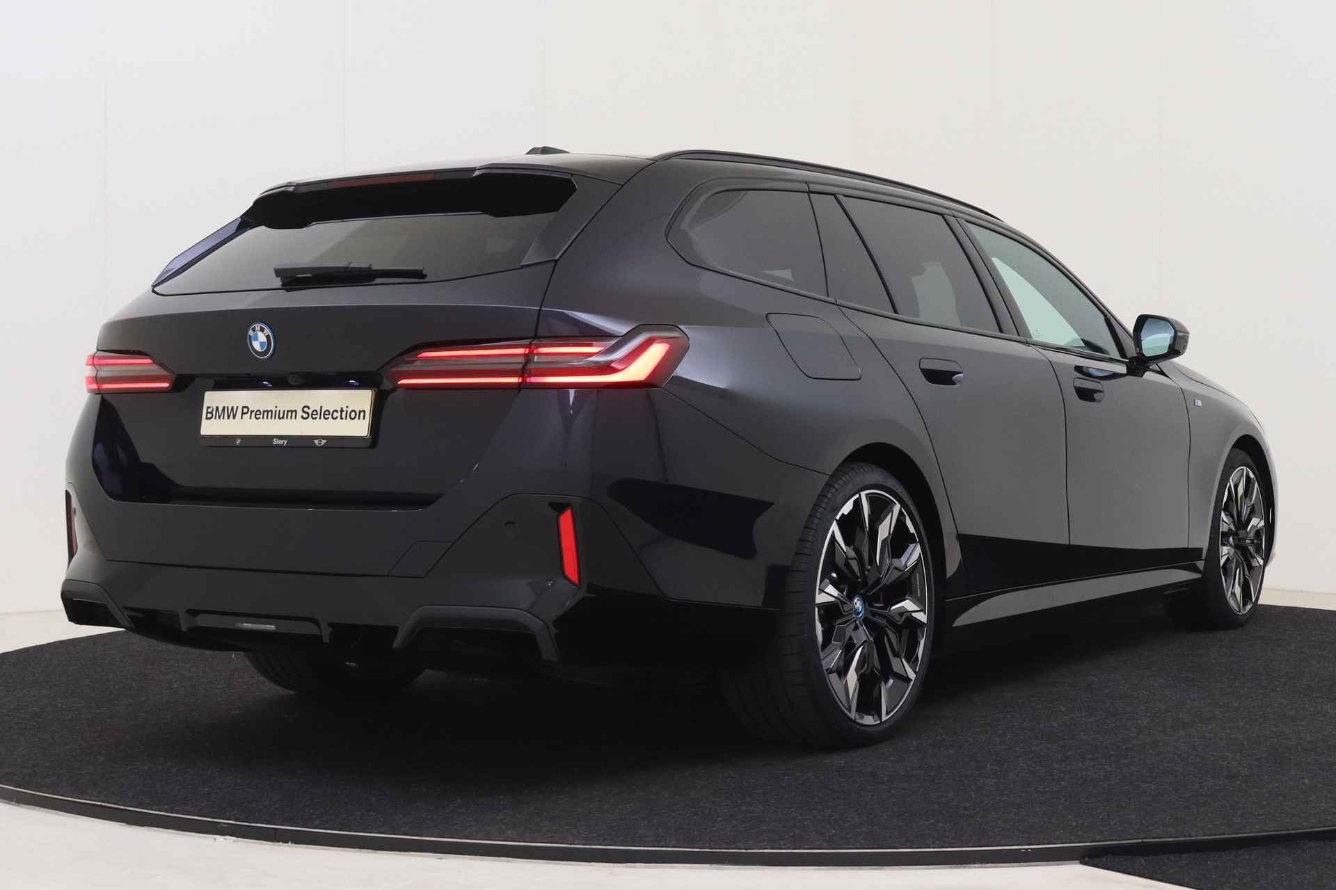 BMW i5 Touring eDrive40 High Executive M Sport / Panoramadak / Adaptief onderstel professional / Bowers & Wilkins / Parking Assistant Professional / Stoelventilatie - 3/63