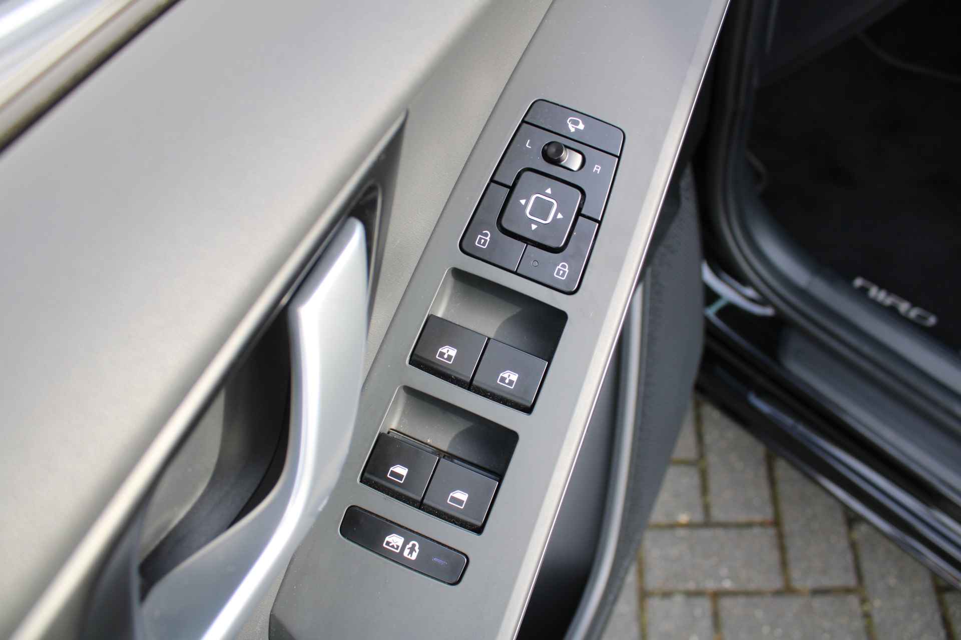 Kia Niro EV DynamicPlusLine 64.8 kWh | 17" LM | Airco | Cruise | Navi | Camera | Trekhaak | - 28/41