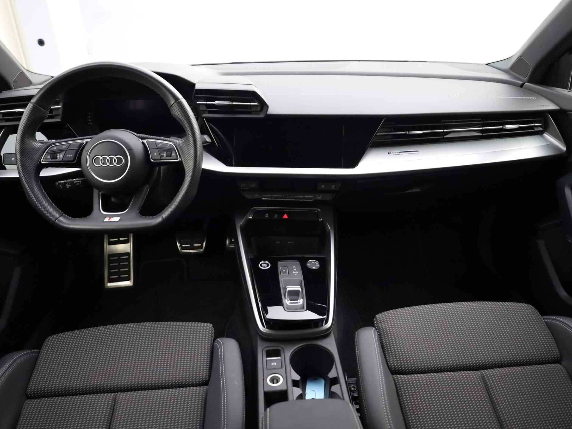 Audi A3 Limousine 30 TFSI/110PK S edition · Navigatie · Leder/stof · Lane assist - 5/41