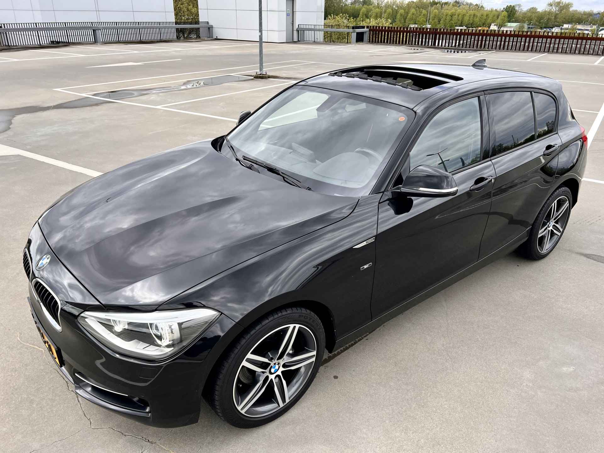 BMW 1-serie 116i Sport Edition 100KW | Navi | glazen Schuif-Kantel dak | Individual pakket | Sport-Line uitvoering | % Bovag Occasion Partner % - 49/49