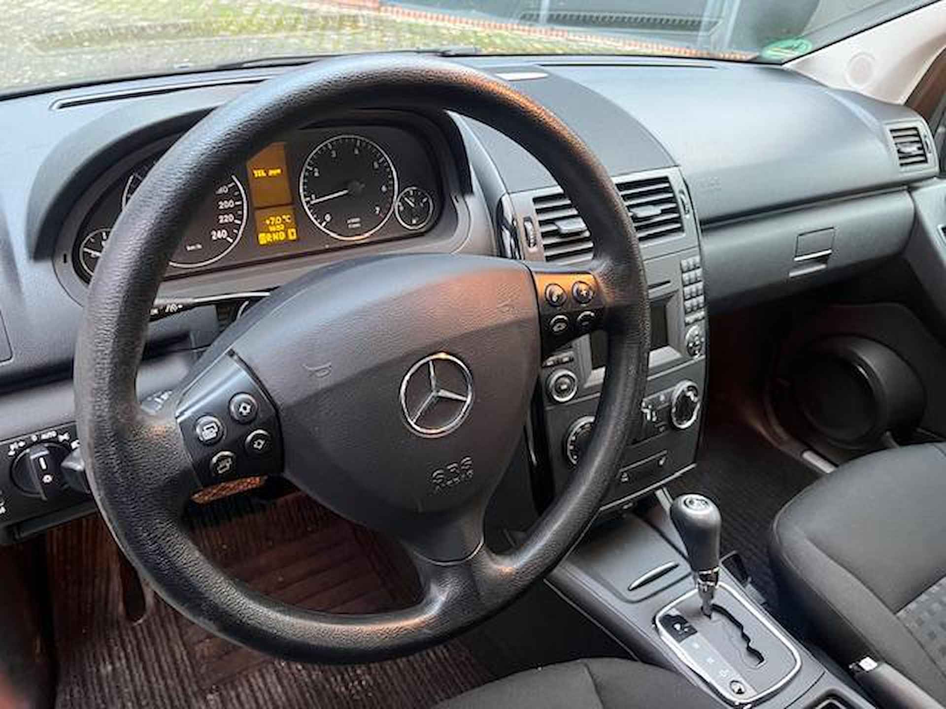 Mercedes-Benz A-klasse 180 5-drs Automaat inclusief 1 jaar Bovag garantie Mercedes-Benz A-klasse 5-drs Aitomaat incl 1 jaar Bovag garantie 180 5-drs Automaat inclusief 1 jaar Bovag garantie Mercedes-Benz A-klasse 180 Business Class Mercedes-benz A 180 - 7/24