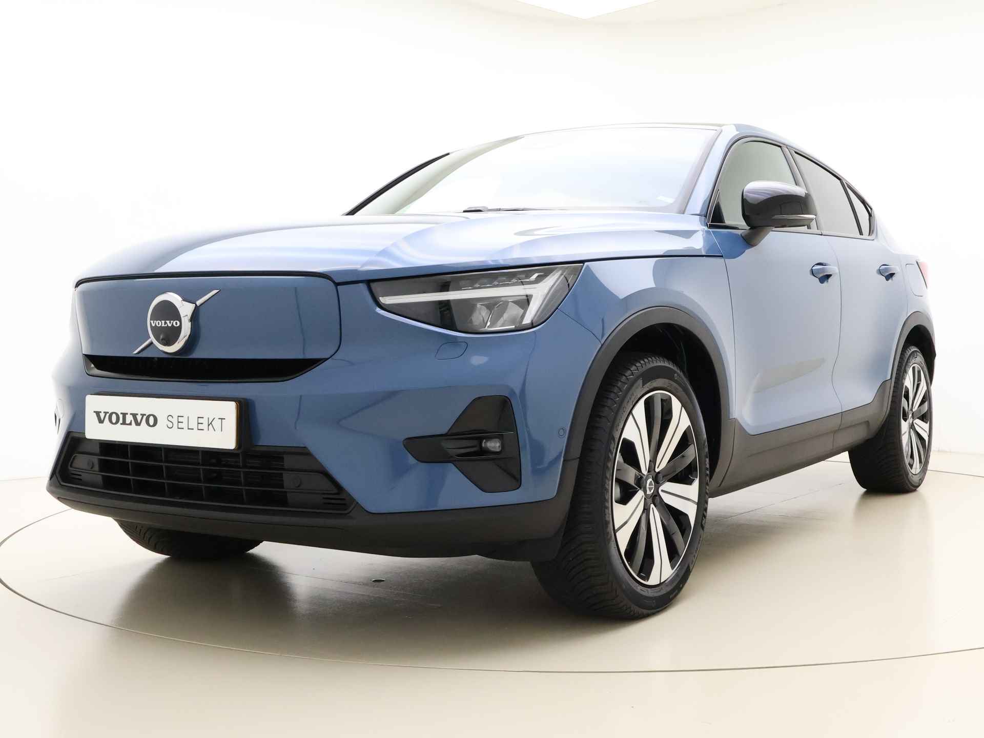 Volvo C40 Twin 408pk Ultimate 78 kWh / 1e Eig. / Nubuck / Fjord Blue / Getint glas / Adapt. Cruise / BLIS / 19'' + All Season / Keyless / Panoramadak / - 26/37