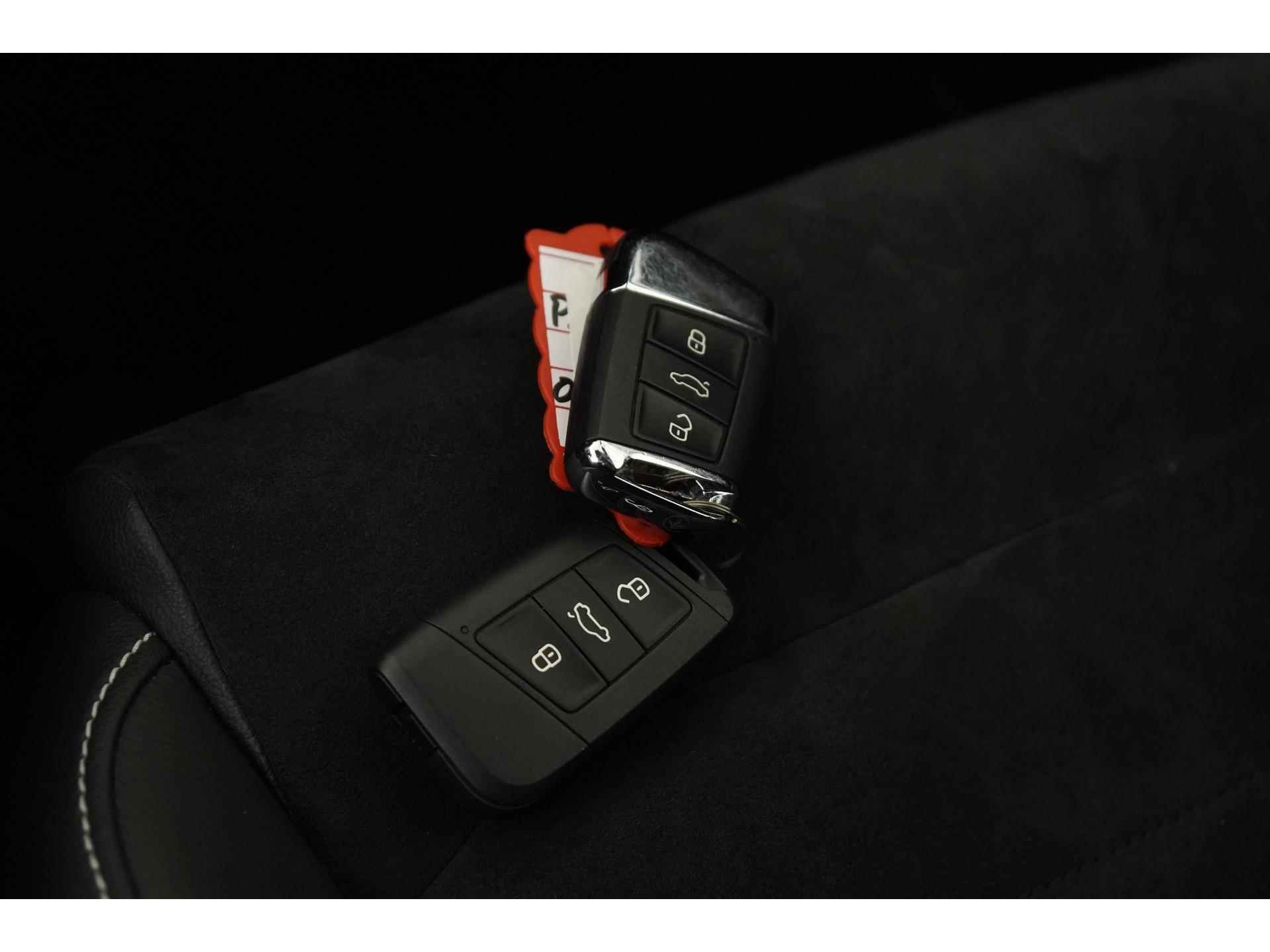 Volkswagen Passat 1.4 TSI PHEV GTE | Active Info Display | Camera | Alcantara | Zondag Open! - 33/42