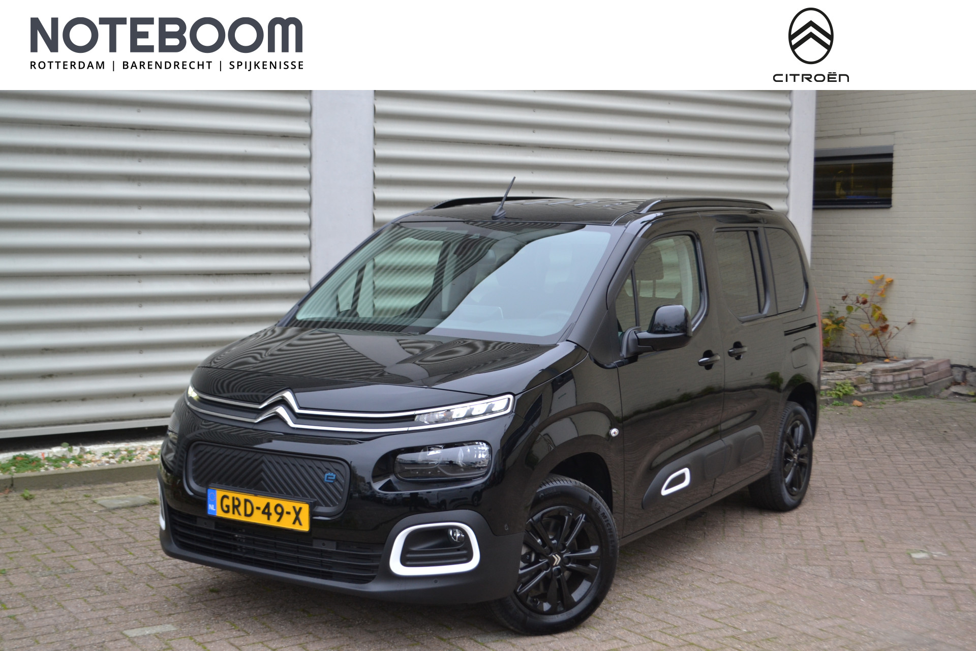 Citroën E-Berlingo Shine L1 50 kWh I AUTOMAAT I NAVIGATIE I ACHTERUITRIJCAMERA I PARKEERSENSOREN VOOR & ACHTER I L.M. VELGEN I TWEE SCHUIFDEUREN I SLOTBOUTEN I AFL.SET I MATTEN I E. 10.000,- ONDER DE NIEUWPRIJS NU RIJKLAAR E. 35.690,-