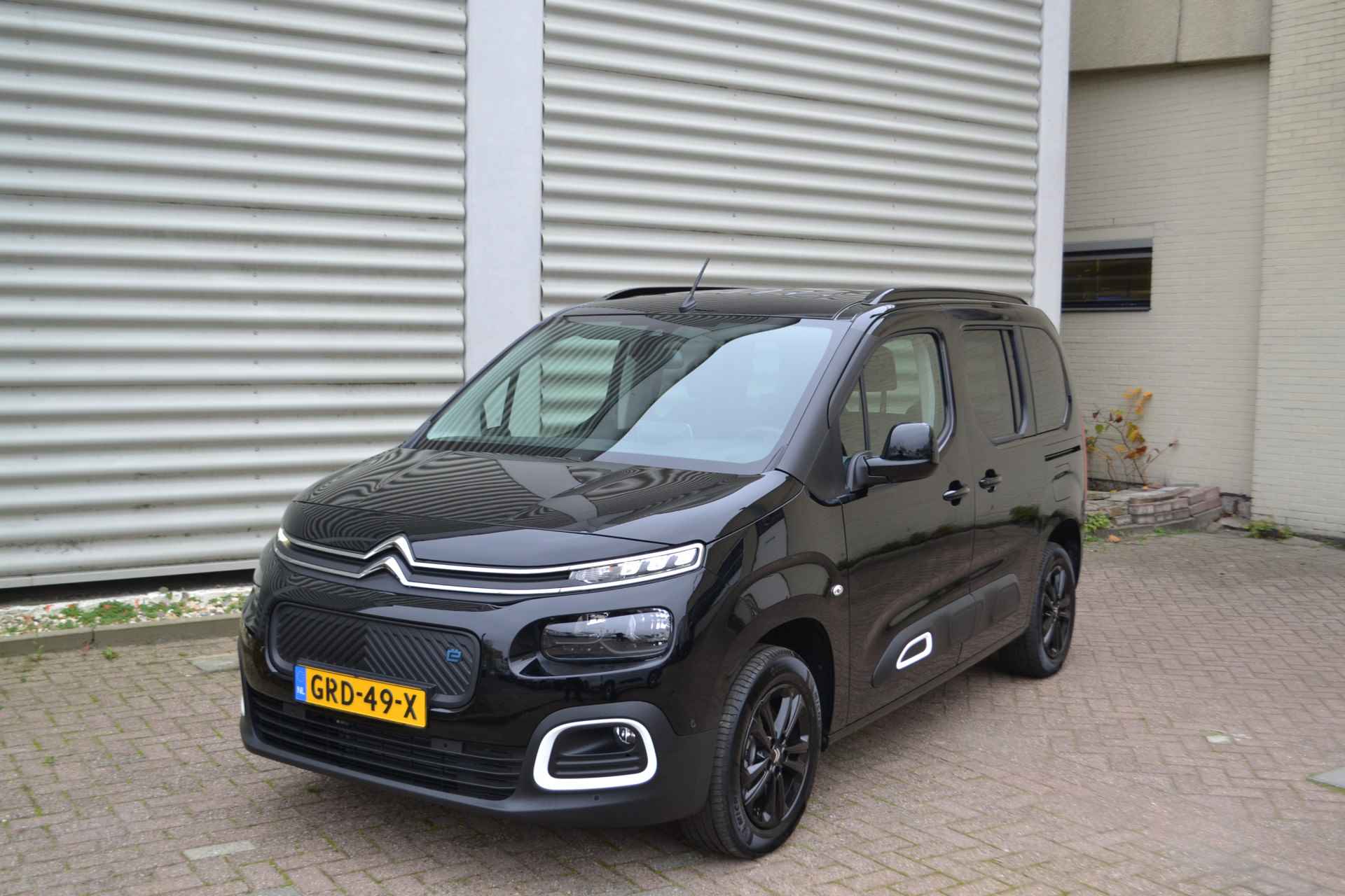 Citroën E-Berlingo Shine L1 50 kWh I AUTOMAAT I NAVIGATIE I ACHTERUITRIJCAMERA I PARKEERSENSOREN VOOR & ACHTER I L.M. VELGEN I TWEE SCHUIFDEUREN I SLOTBOUTEN I AFL.SET I MATTEN I E. 10.000,- ONDER DE NIEUWPRIJS NU RIJKLAAR E. 35.690,- - 2/50