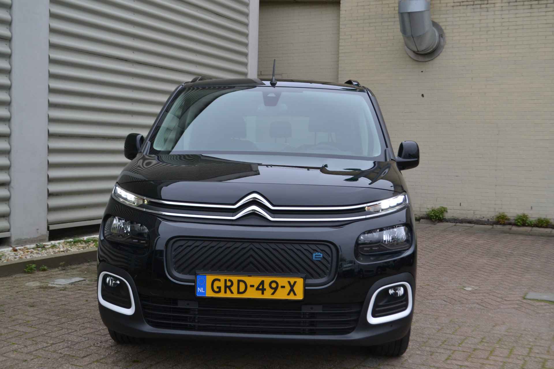 Citroën E-Berlingo Shine L1 50 kWh I AUTOMAAT I NAVIGATIE I ACHTERUITRIJCAMERA I PARKEERSENSOREN VOOR & ACHTER I L.M. VELGEN I TWEE SCHUIFDEUREN I SLOTBOUTEN I AFL.SET I MATTEN I E. 10.000,- ONDER DE NIEUWPRIJS NU RIJKLAAR E. 35.690,- - 3/50