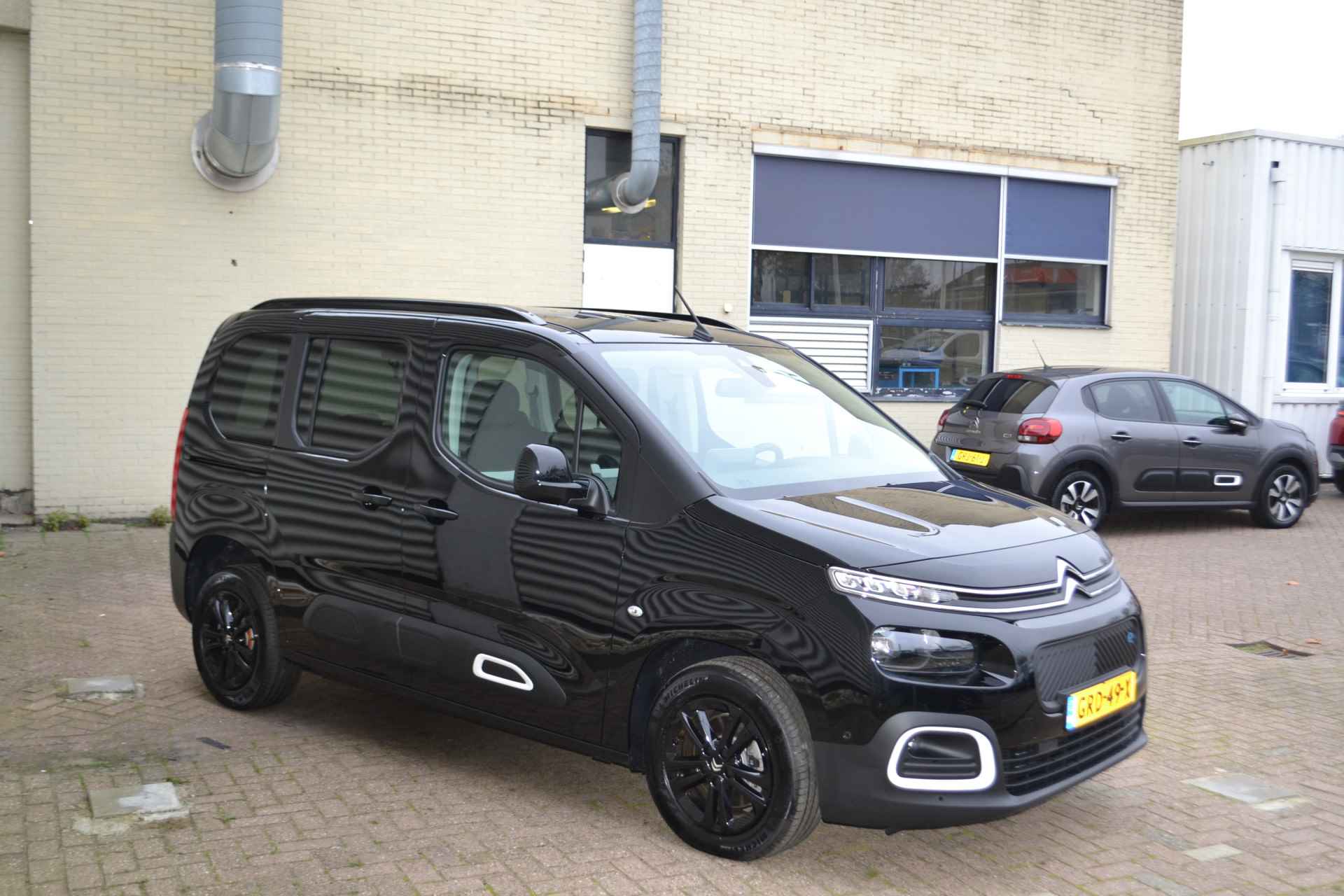 Citroën E-Berlingo Shine L1 50 kWh I AUTOMAAT I NAVIGATIE I ACHTERUITRIJCAMERA I PARKEERSENSOREN VOOR & ACHTER I L.M. VELGEN I TWEE SCHUIFDEUREN I SLOTBOUTEN I AFL.SET I MATTEN I E. 10.000,- ONDER DE NIEUWPRIJS NU RIJKLAAR E. 35.690,- - 4/50