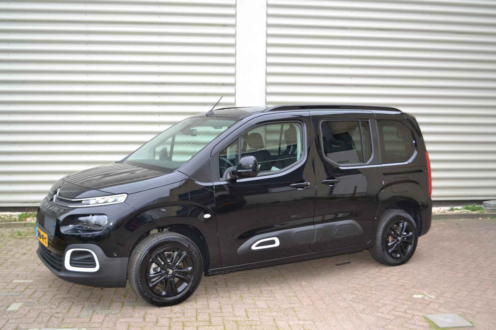 Citroën E-Berlingo Shine L1 50 kWh I AUTOMAAT I NAVIGATIE I ACHTERUITRIJCAMERA I PARKEERSENSOREN VOOR & ACHTER I L.M. VELGEN I TWEE SCHUIFDEUREN I SLOTBOUTEN I AFL.SET I MATTEN I E. 10.000,- ONDER DE NIEUWPRIJS NU RIJKLAAR E. 35.690,- - 5/50