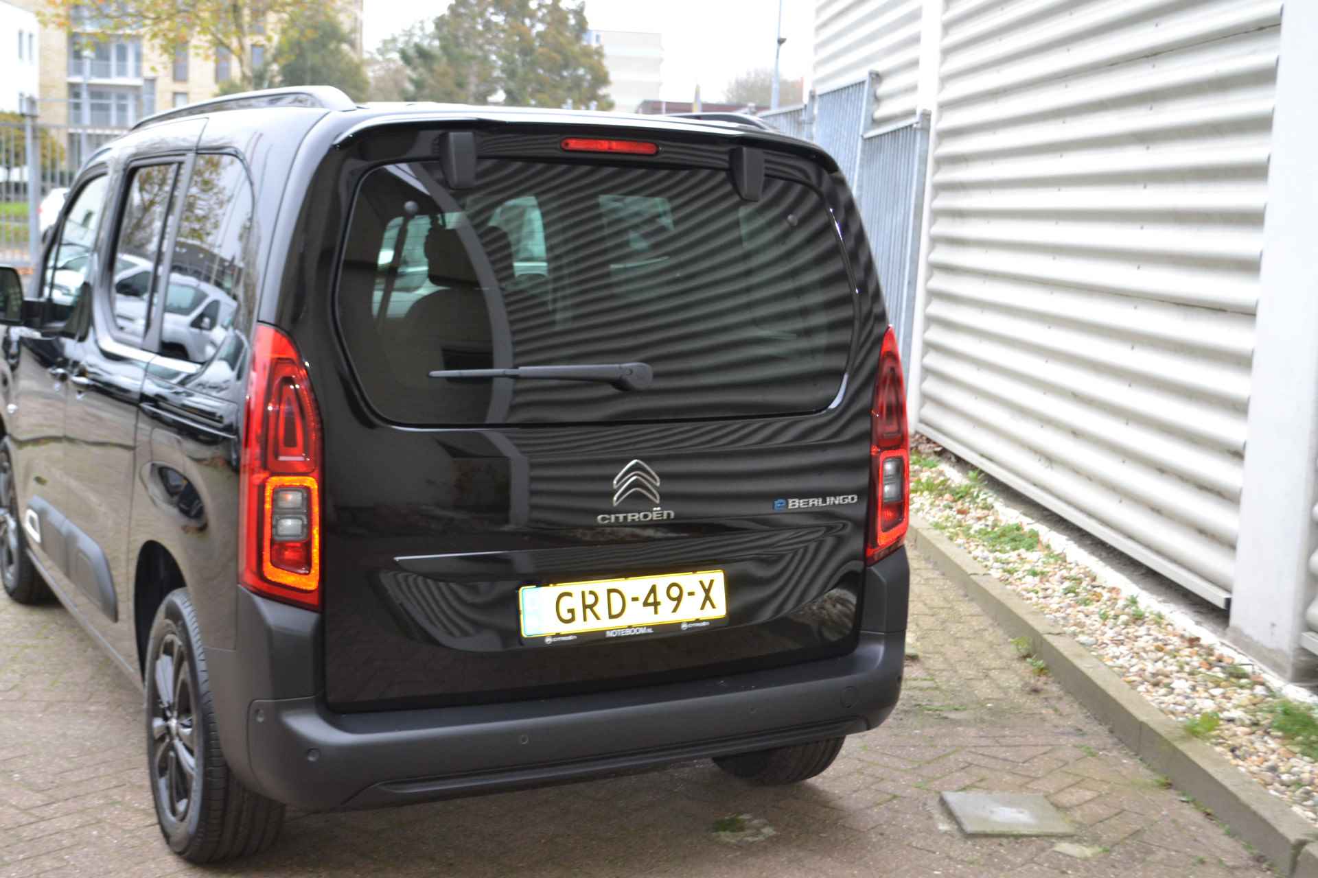 Citroën E-Berlingo Shine L1 50 kWh I AUTOMAAT I NAVIGATIE I ACHTERUITRIJCAMERA I PARKEERSENSOREN VOOR & ACHTER I L.M. VELGEN I TWEE SCHUIFDEUREN I SLOTBOUTEN I AFL.SET I MATTEN I E. 10.000,- ONDER DE NIEUWPRIJS NU RIJKLAAR E. 35.690,- - 7/50