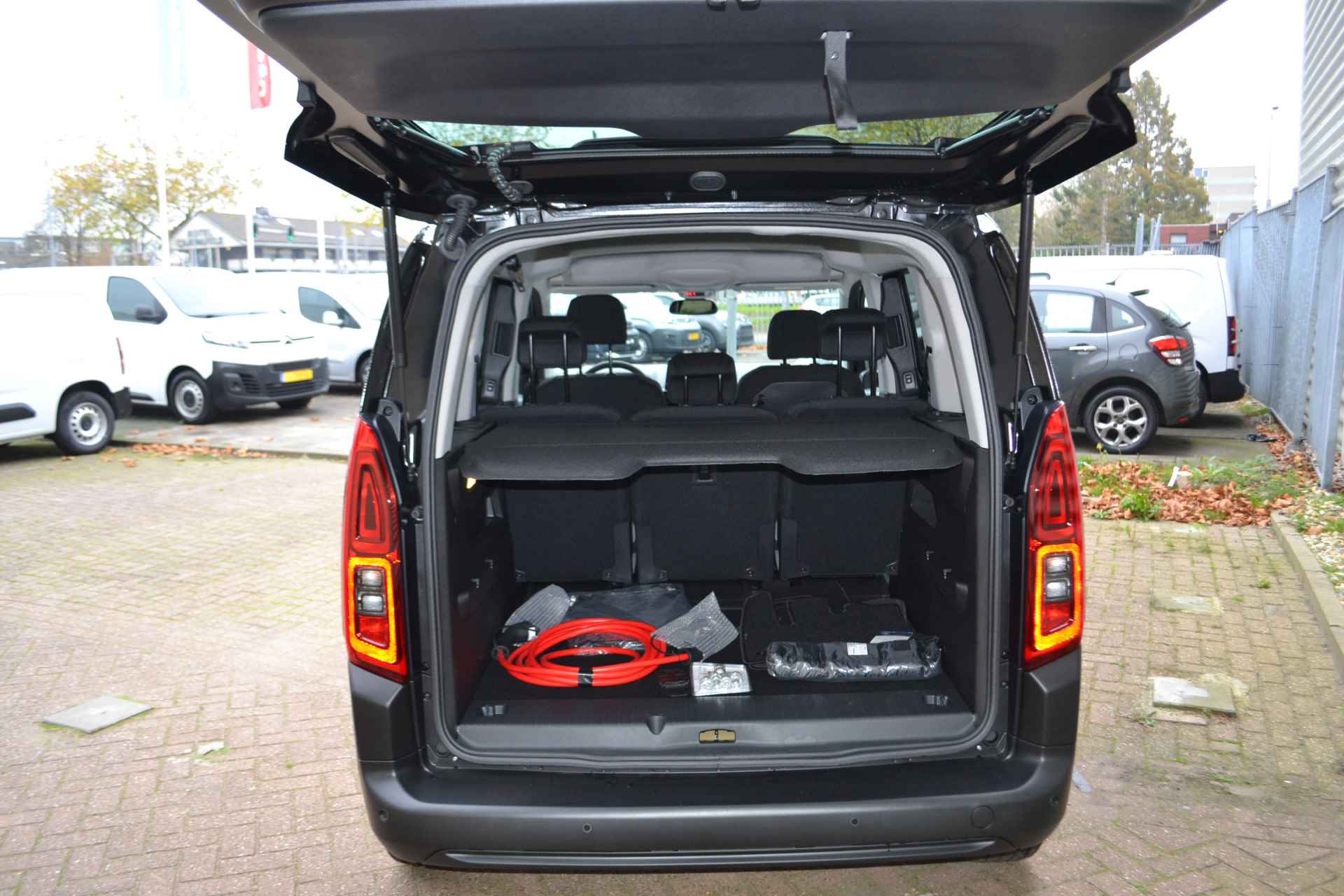 Citroën E-Berlingo Shine L1 50 kWh I AUTOMAAT I NAVIGATIE I ACHTERUITRIJCAMERA I PARKEERSENSOREN VOOR & ACHTER I L.M. VELGEN I TWEE SCHUIFDEUREN I SLOTBOUTEN I AFL.SET I MATTEN I E. 10.000,- ONDER DE NIEUWPRIJS NU RIJKLAAR E. 35.690,- - 16/50