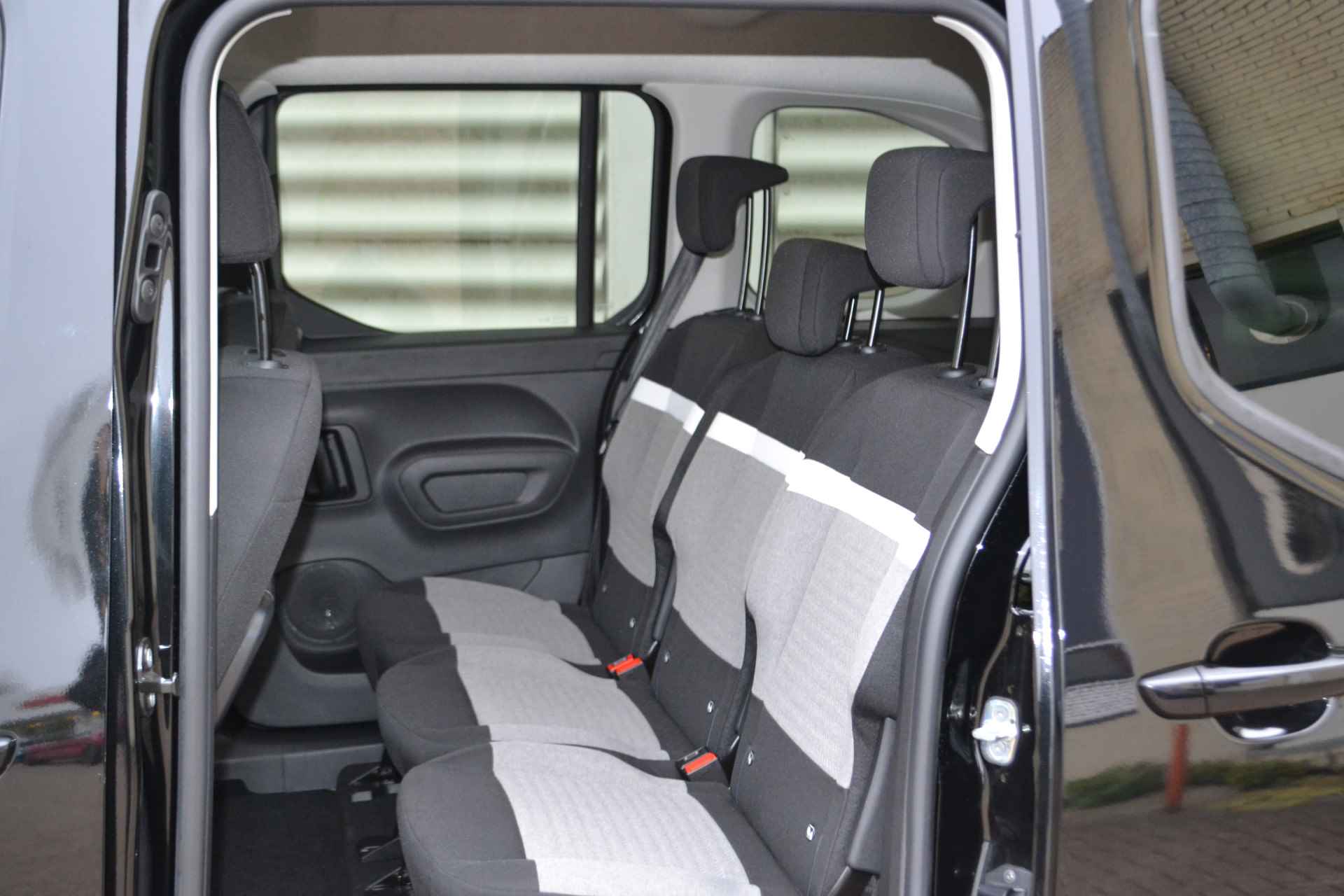 Citroën E-Berlingo Shine L1 50 kWh I AUTOMAAT I NAVIGATIE I ACHTERUITRIJCAMERA I PARKEERSENSOREN VOOR & ACHTER I L.M. VELGEN I TWEE SCHUIFDEUREN I SLOTBOUTEN I AFL.SET I MATTEN I E. 10.000,- ONDER DE NIEUWPRIJS NU RIJKLAAR E. 35.690,- - 24/50