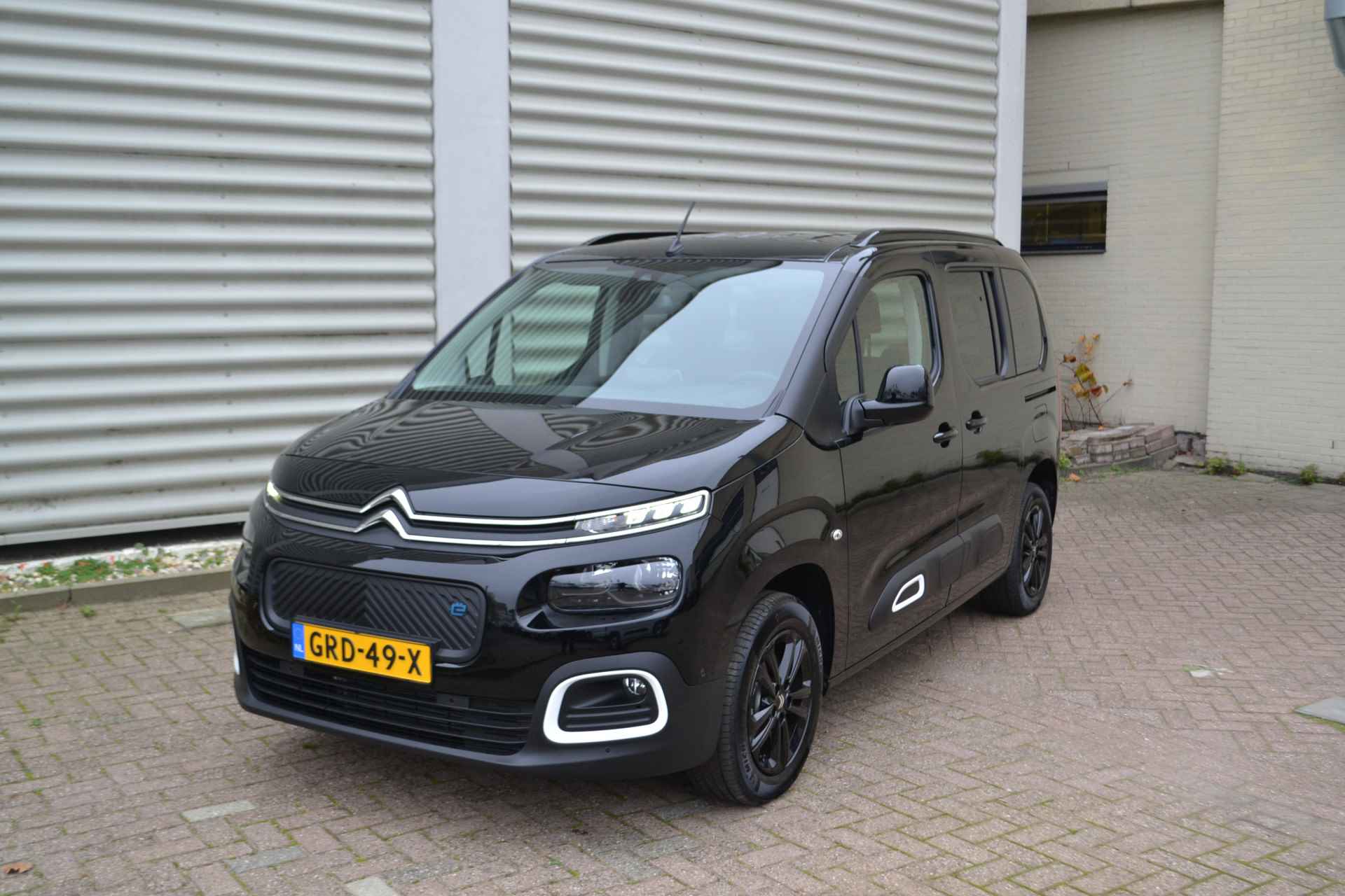 Citroën E-Berlingo Shine L1 50 kWh I AUTOMAAT I NAVIGATIE I ACHTERUITRIJCAMERA I PARKEERSENSOREN VOOR & ACHTER I L.M. VELGEN I TWEE SCHUIFDEUREN I SLOTBOUTEN I AFL.SET I MATTEN I E. 10.000,- ONDER DE NIEUWPRIJS NU RIJKLAAR E. 35.690,- - 50/50